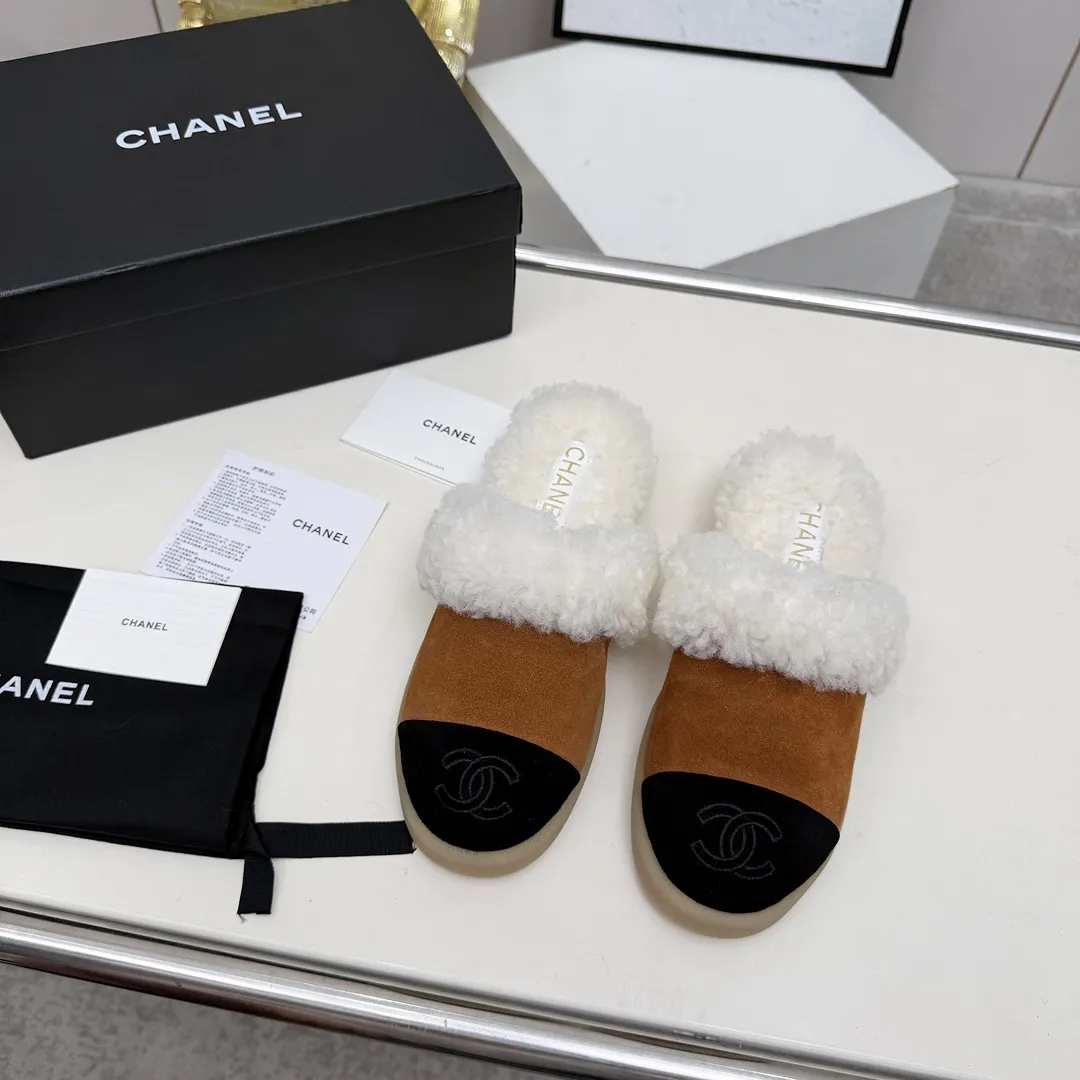 高版本香奈儿CHANEL，🌞🌞🌞小香2025款秋冬专柜最新款毛毛鞋.本季秋冬季节必备单品！！香奈儿女士钟爱简约又难以抗拒系 搭配展现与众不同的穿搭风格、自由混搭闪耀到位⚡跟紧香奶奶时尚步伐！！！顶级工艺质感完美呈现，无论任何细节均可对比专柜，最好级别的顶级货，随意进出专柜！！💰300💰 ❶面料:进口羊皮/牛反绒皮/羊毛 ❷内里:羊毛里 ❸垫脚:羊毛里 ❹大底:原版开模底 ❺跟高:3厘米 ❼码数:35-40（40 41为定制不退换）