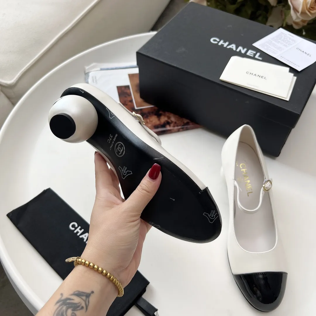 高版本小香家单鞋CHANE*｜，大爆款！🌞🌞🌞小香2025官网香奈儿秋冬秋鞋单鞋，系列新品乐福鞋满满的复古风 秀气的鞋型 看着就很讨喜，小圆头.衬托脚也变得瘦瘦的，上脚给人就是一种年代的复古情怀鞋、欧美走秀新款，爆款产品💰300 💰穿起来美腿.系列单鞋 1原版定制羊皮/羊京皮/原版开模五金扣 2内里鞋垫原版羊皮里 3大底:原版意真皮大底.跟高6厘米 4码数35-41（40 41定做不退换）