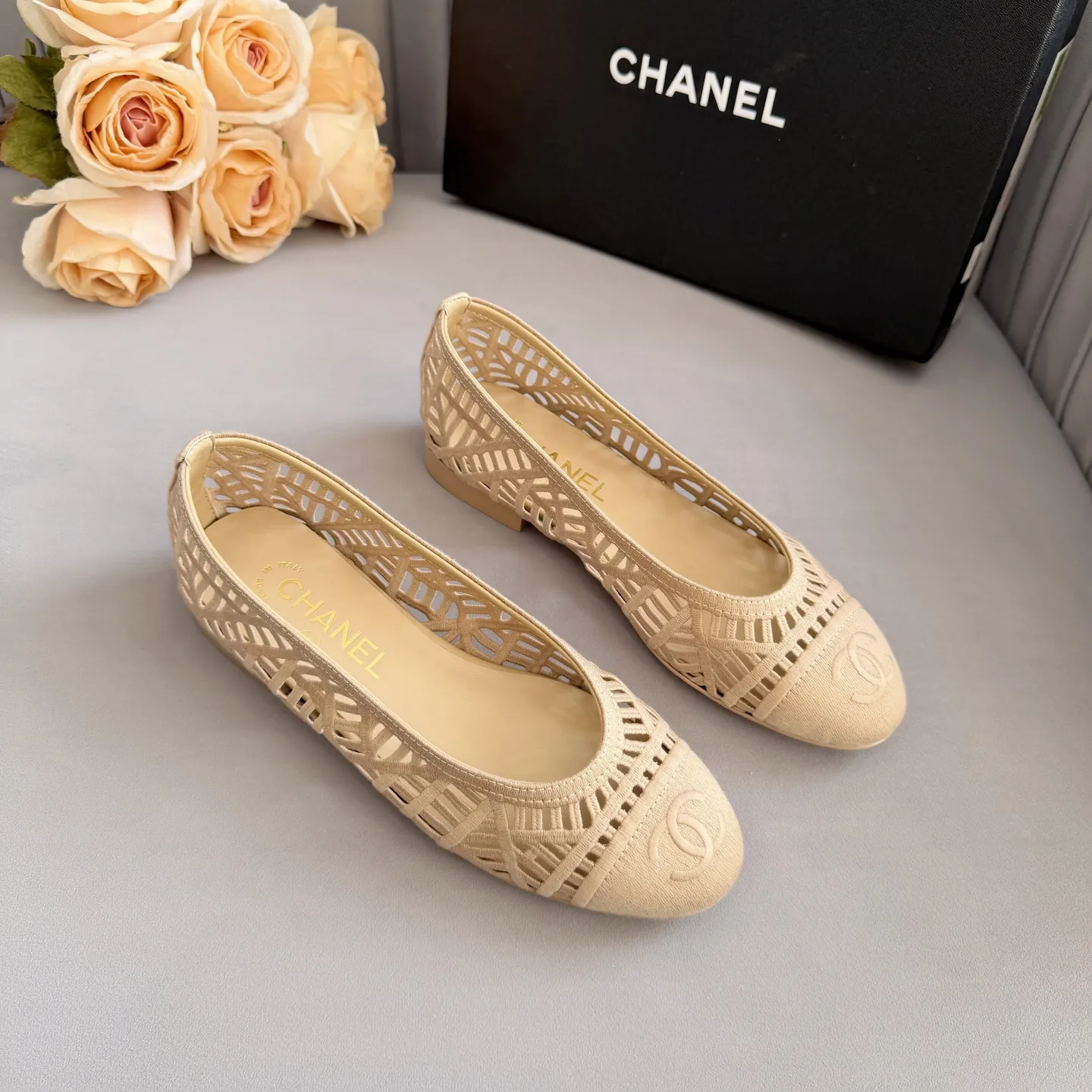 高版本小香家单鞋CHANE*｜，大爆款！🌞🌞🌞小香2025官网香奈儿秋冬秋鞋四季单鞋，系列新品乐福鞋满满的复古风 秀气的鞋型 看着就很讨喜，小圆头衬托脚也变得瘦瘦的，上脚给人就是一种年代的复古情怀鞋、欧美走秀新款，爆款产品💰280💰穿起来美腿.系列单鞋👍👍 1原版定制编制面 2原版羊皮内里鞋垫 3大底:原板真皮大底. 4码数35-41（40 41定做不退换）