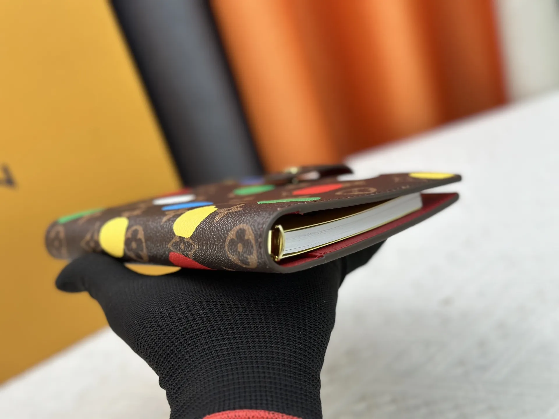 P80钱包 顶级原版💎【实物拍摄 自家背景】型号M20004-5❤️这款小型记事本封套以 Monogram帆布制造,可放三张信用卡,亦可作通讯册、笔记册或日历。 14 x 18 cm (长 x 高) - Epi皮革上压有精致的LV首字母,配以交织纹理皮革衬里- 按钮开合-2004 六环活页夹,三环为一组,内有六个信用卡夹层和两个内部隔层- 记事本内芯可单独购买