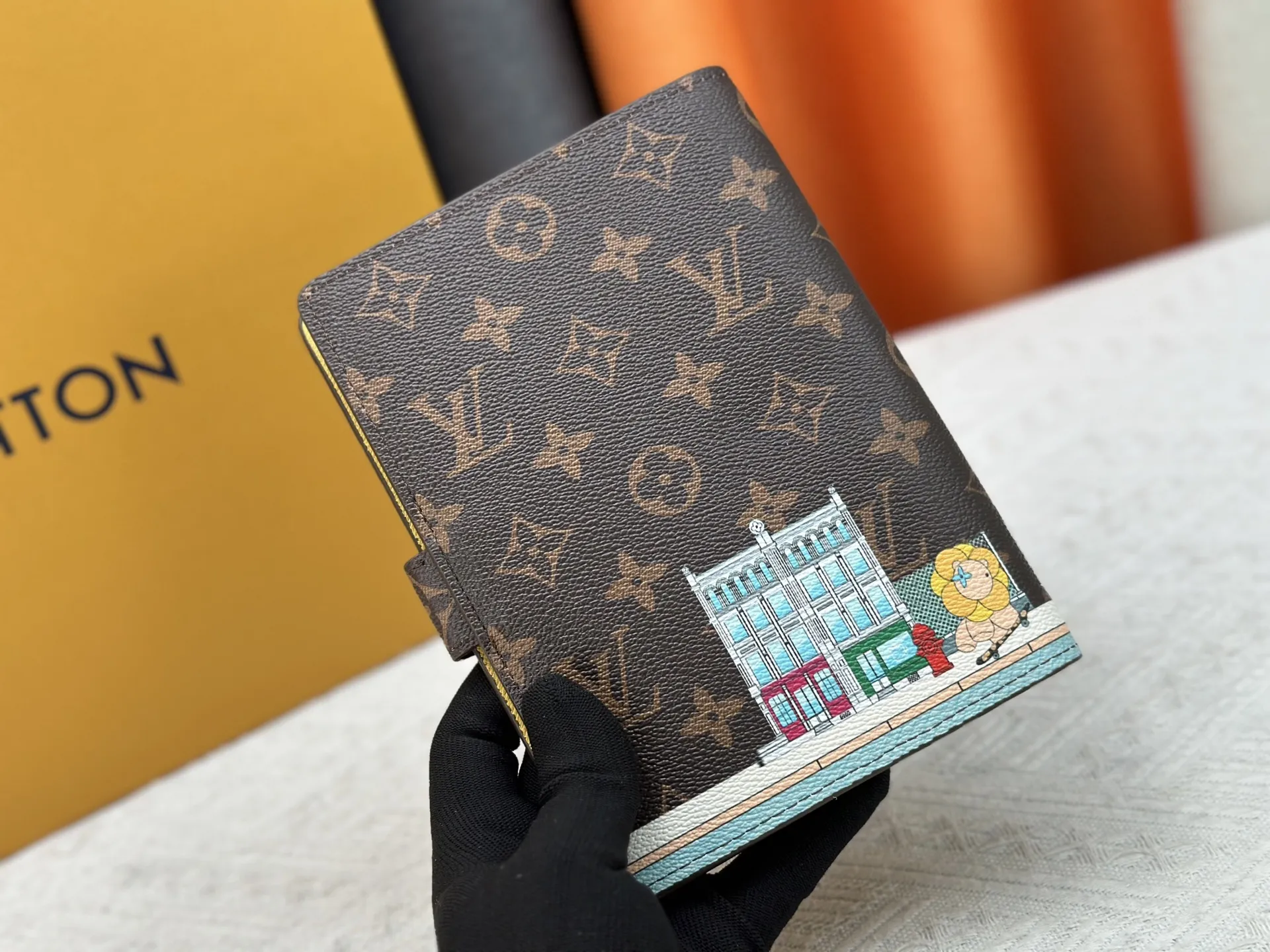 P80 钱包 顶级原版💎【实物拍摄 自家背景】型号M20004-11❤️这款小型记事本封套以 Monogram帆布制造,可放三张信用卡,亦可作通讯册、笔记册或日历。 14 x 18 cm (长 x 高) - Epi皮革上压有精致的LV首字母,配以交织纹理皮革衬里- 按钮开合-2004 六环活页夹,三环为一组,内有六个信用卡夹层和两个内部隔层- 记事本内芯可单独购买