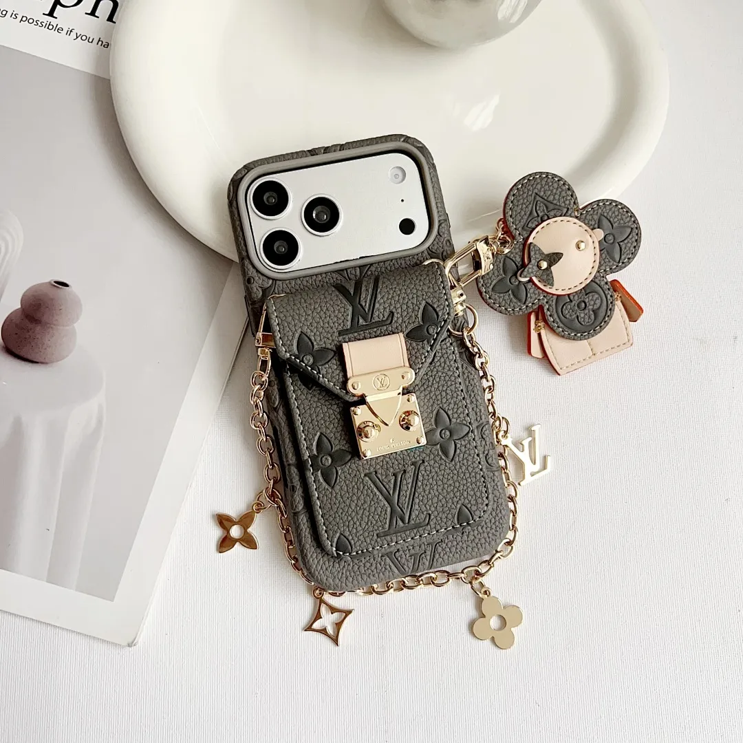 L款压花邮差卡包（带挂件）