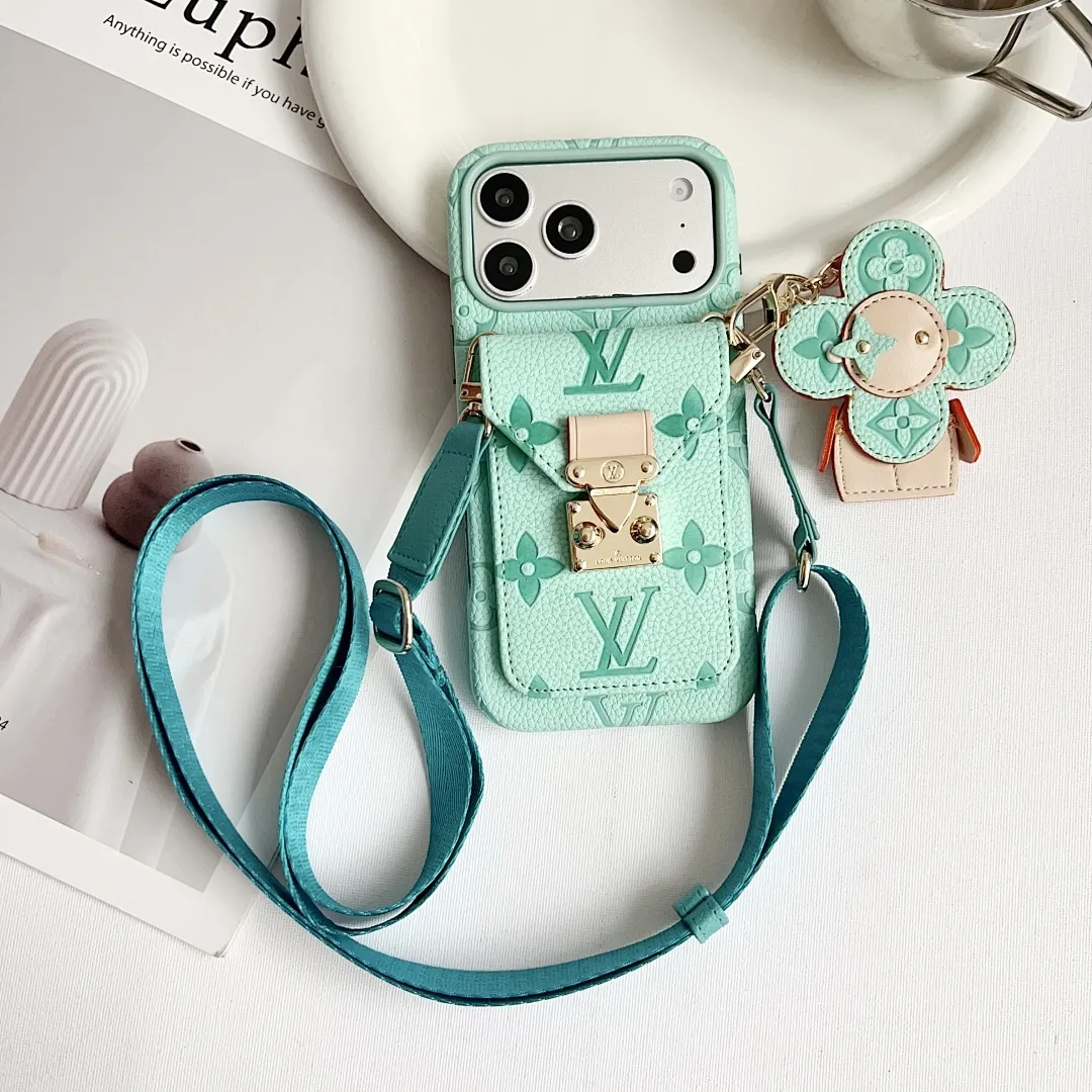 L款压花邮差卡包（带挂件）