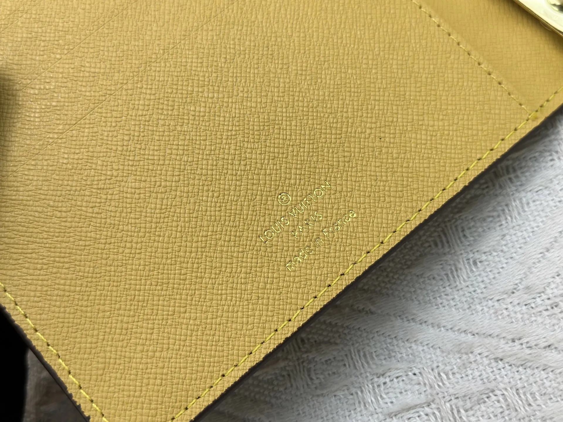 P80 钱包 顶级原版💎【实物拍摄 自家背景】型号M20004-11❤️这款小型记事本封套以 Monogram帆布制造,可放三张信用卡,亦可作通讯册、笔记册或日历。 14 x 18 cm (长 x 高) - Epi皮革上压有精致的LV首字母,配以交织纹理皮革衬里- 按钮开合-2004 六环活页夹,三环为一组,内有六个信用卡夹层和两个内部隔层- 记事本内芯可单独购买