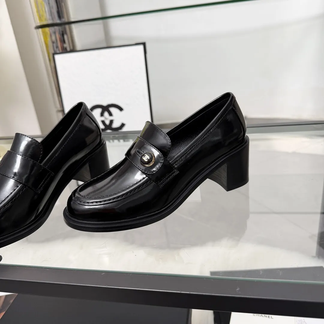 高版本小香家单鞋CHANE*｜，大爆款！🌞🌞🌞小香2025官网香奈儿秋冬秋鞋单鞋，系列新品乐福鞋满满的复古风 秀气的鞋型 看着就很讨喜，小圆头.衬托脚也变得瘦瘦的，上脚给人就是一种年代的复古情怀鞋、欧美走秀新款，爆款产品💰320 💰穿起来美腿.系列单鞋 1原版定制牛皮/羊京皮/原版开模五金扣 2内里鞋垫原版羊皮里 3大底:原版意真皮大底.跟高6厘米 4码数35-41（40 41定做不退换）