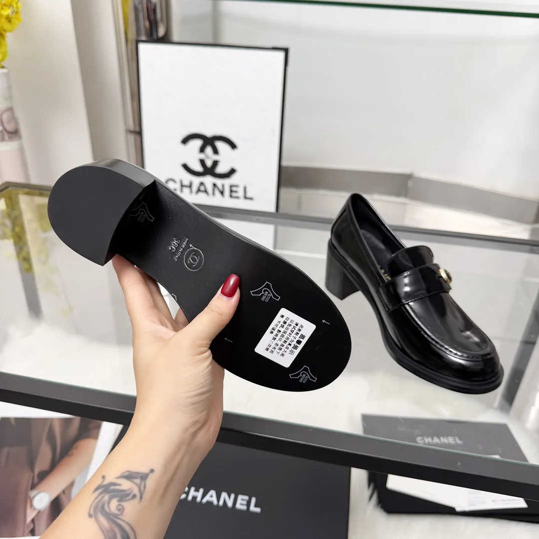 高版本小香家单鞋CHANE*|,大爆款!🌞🌞🌞小香2025官网香奈儿秋冬秋鞋单鞋,系列新品乐福鞋满满的复古风 秀气的鞋型 看着就很讨喜,小圆头.衬托脚也变得瘦瘦的,上脚给人就是一种年代的复古情怀鞋、欧美走秀新款,爆款产品💰320 💰穿起来美腿.系列单鞋 1原版定制牛皮/羊京皮/原版开模五金扣 2内里鞋垫原版羊皮里 3大底:原版意真皮大底.跟高6厘米 4码数35-41(40 41定做不退换)