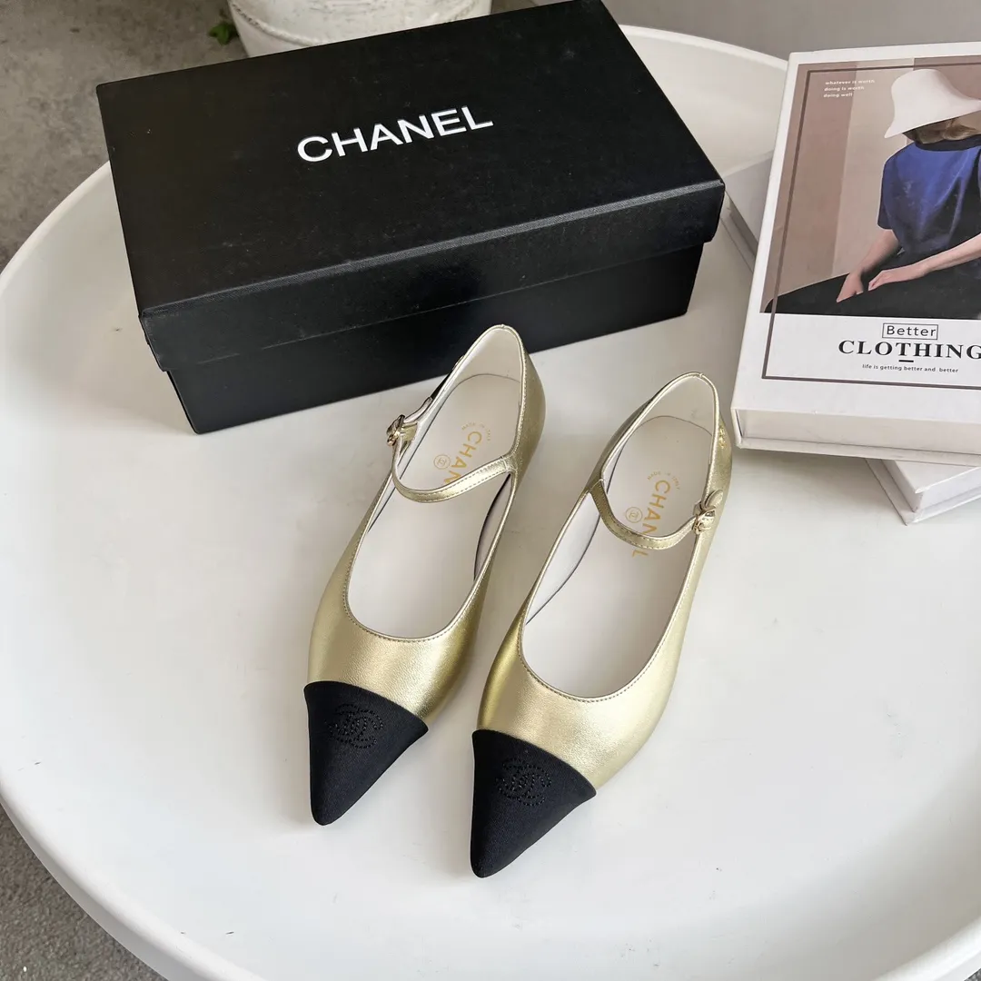 顶级原版本小香家单鞋CHANE*|,大爆款!🌞🌞🌞小香2025官网香奈儿单鞋跳舞鞋系列新品乐福鞋满满的复古风 秀气的鞋型 看着就很讨喜,小尖头 衬托脚也变得瘦瘦的,上脚给人就是一年代的复古情怀鞋、欧美走秀新款,爆款产品💰300💰 1原版定制面羊皮 2原版内里羊皮 3大底:原版真皮大底 4码数35-41(40 41定做不退换)