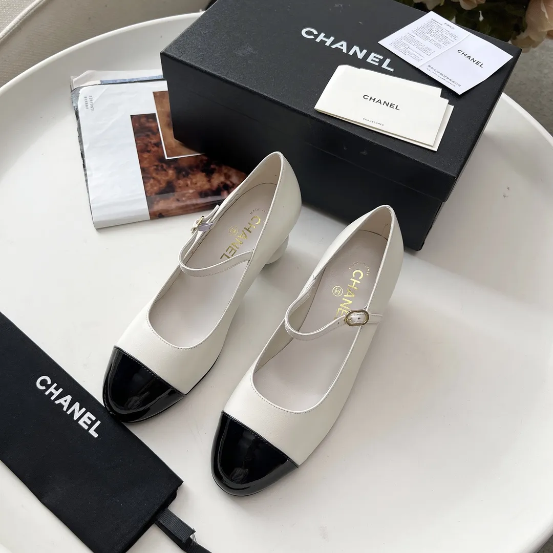 高版本小香家单鞋CHANE*|,大爆款!🌞🌞🌞小香2025官网香奈儿秋冬秋鞋单鞋,系列新品乐福鞋满满的复古风 秀气的鞋型 看着就很讨喜,小圆头.衬托脚也变得瘦瘦的,上脚给人就是一种年代的复古情怀鞋、欧美走秀新款,爆款产品💰300 💰穿起来美腿.系列单鞋 1原版定制羊皮/羊京皮/原版开模五金扣 2内里鞋垫原版羊皮里 3大底:原版意真皮大底.跟高6厘米 4码数35-41(40 41定做不退换)