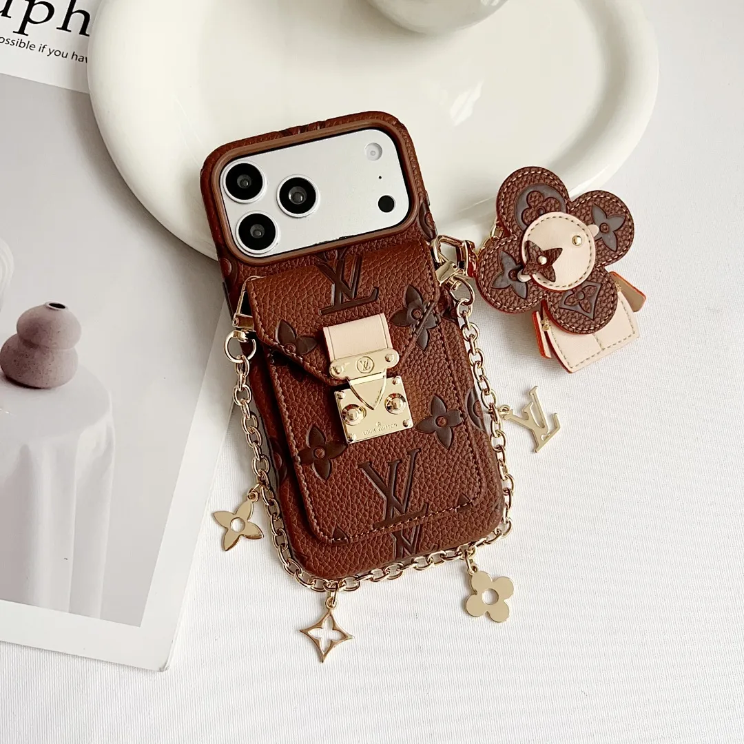 L款压花邮差卡包（带挂件）