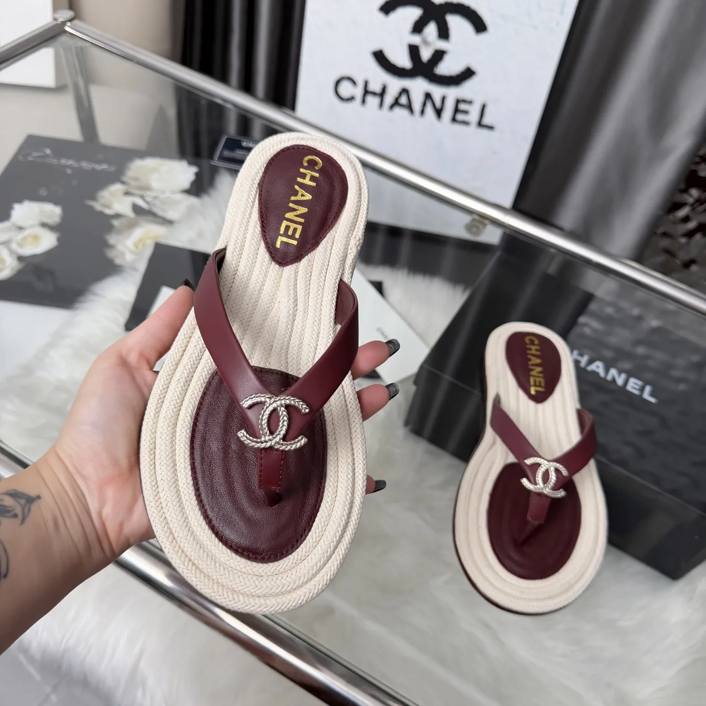 高版本小香家凉鞋CHANE*｜，大爆款！🌞🌞🌞香奈儿2026官网早春新款香奈儿凉鞋.系列新品乐福鞋满满的复古风 秀气的鞋型 看着就很讨喜，小圆头衬托脚也变得瘦瘦的，上脚给人就是一种年代的复古情怀鞋、欧美走秀新款，爆款产品💰260💰穿起来美腿.系列单鞋👍👍 1原版定制羊皮面➕原版开模五金 2原版羊皮内里鞋垫 3大底:原板真皮大底. 4码数35-41（40 41定做不退换）