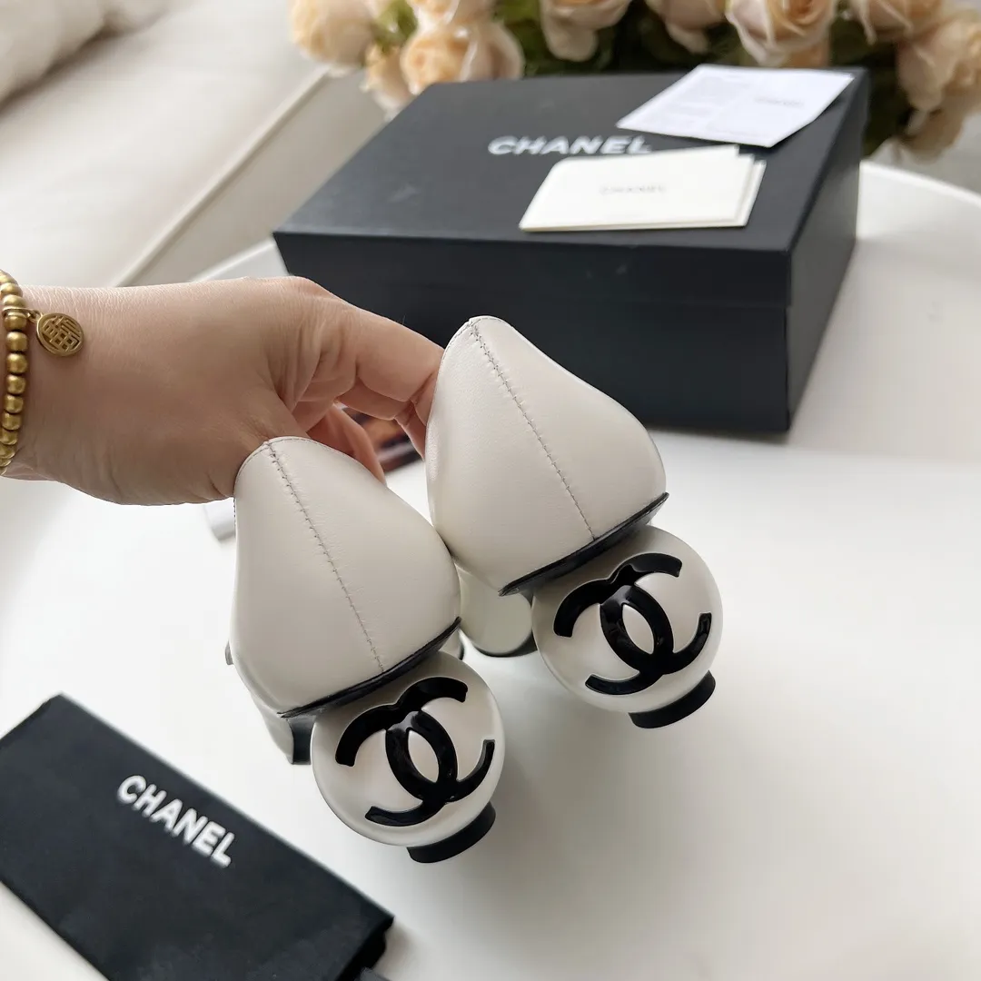 高版本小香家单鞋CHANE*｜，大爆款！🌞🌞🌞小香2025官网香奈儿秋冬秋鞋单鞋，系列新品乐福鞋满满的复古风 秀气的鞋型 看着就很讨喜，小圆头.衬托脚也变得瘦瘦的，上脚给人就是一种年代的复古情怀鞋、欧美走秀新款，爆款产品💰300 💰穿起来美腿.系列单鞋 1原版定制羊皮/羊京皮/原版开模五金扣 2内里鞋垫原版羊皮里 3大底:原版意真皮大底.跟高6厘米 4码数35-41（40 41定做不退换）