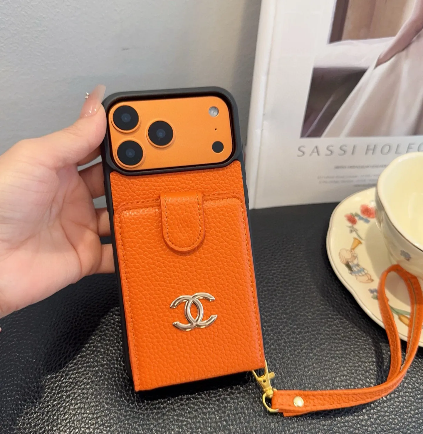 💰60[庆祝][庆祝][庆祝]新品上架，香奈儿卡包手机壳 手腕带手机壳 大双C logo，手感柔软舒适！ 型号：为了不出现报错型号，请打开本机查看手机设置显示的型号⚠️⚠️⚠️ iPhone17系列更新 iphone17promax iPhone17pro iPhone17 iPhone16pro Max（6.9） iPhone16pro。 （6.3） iPhone16 （6.3） iPhone15pro max （6.7） iPhone15pro（6.1） iPhone15（6.1） 需定制型号（14/14pro/14pm/13pro，13/13promax）