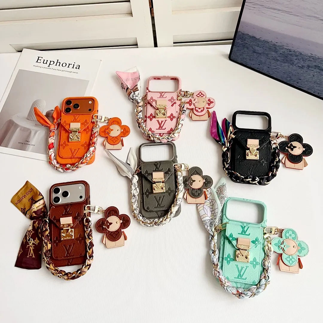 L款压花邮差卡包（带挂件）