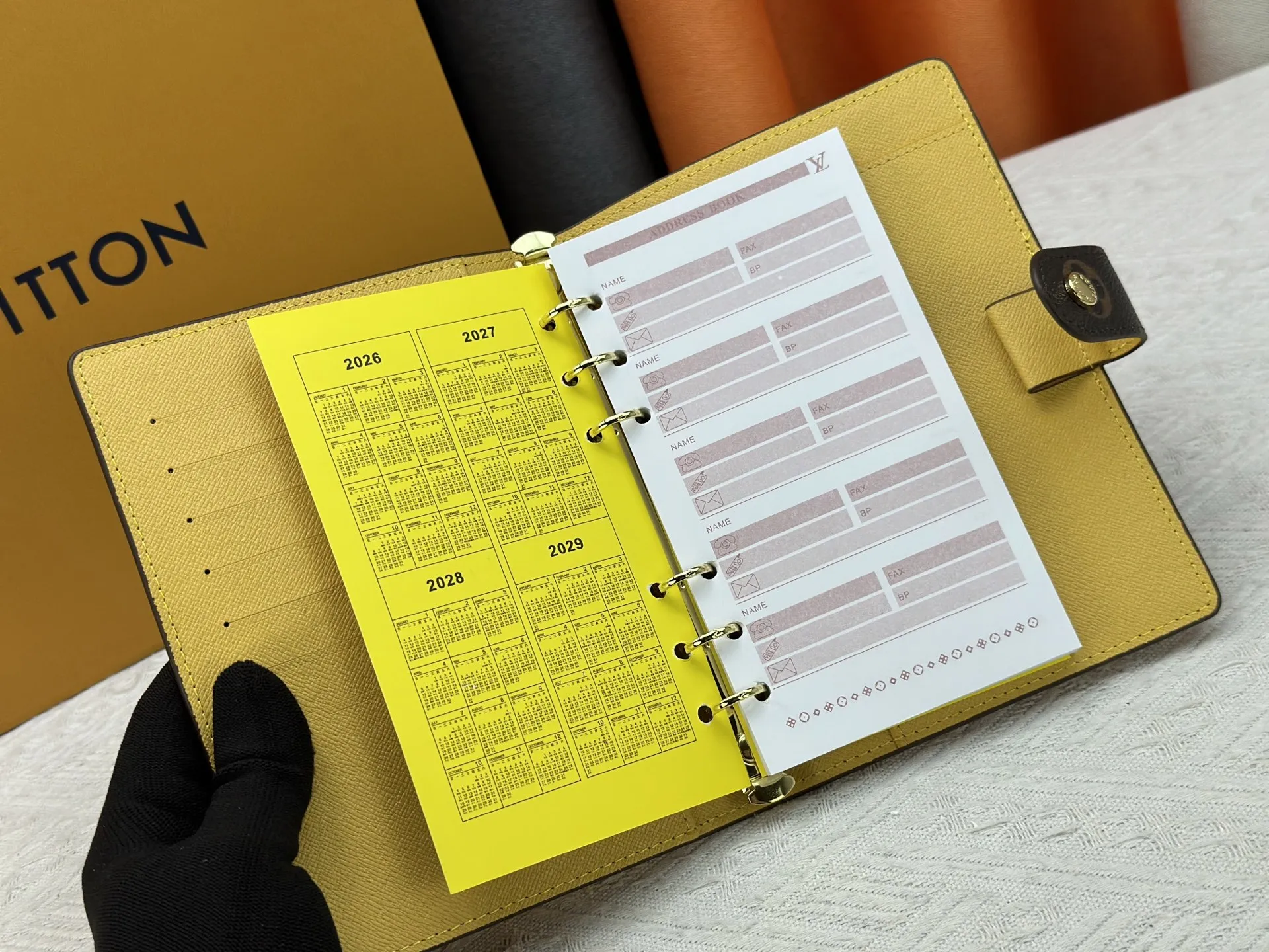 P80 钱包 顶级原版💎【实物拍摄 自家背景】型号M20004-11❤️这款小型记事本封套以 Monogram帆布制造,可放三张信用卡,亦可作通讯册、笔记册或日历。 14 x 18 cm (长 x 高) - Epi皮革上压有精致的LV首字母,配以交织纹理皮革衬里- 按钮开合-2004 六环活页夹,三环为一组,内有六个信用卡夹层和两个内部隔层- 记事本内芯可单独购买