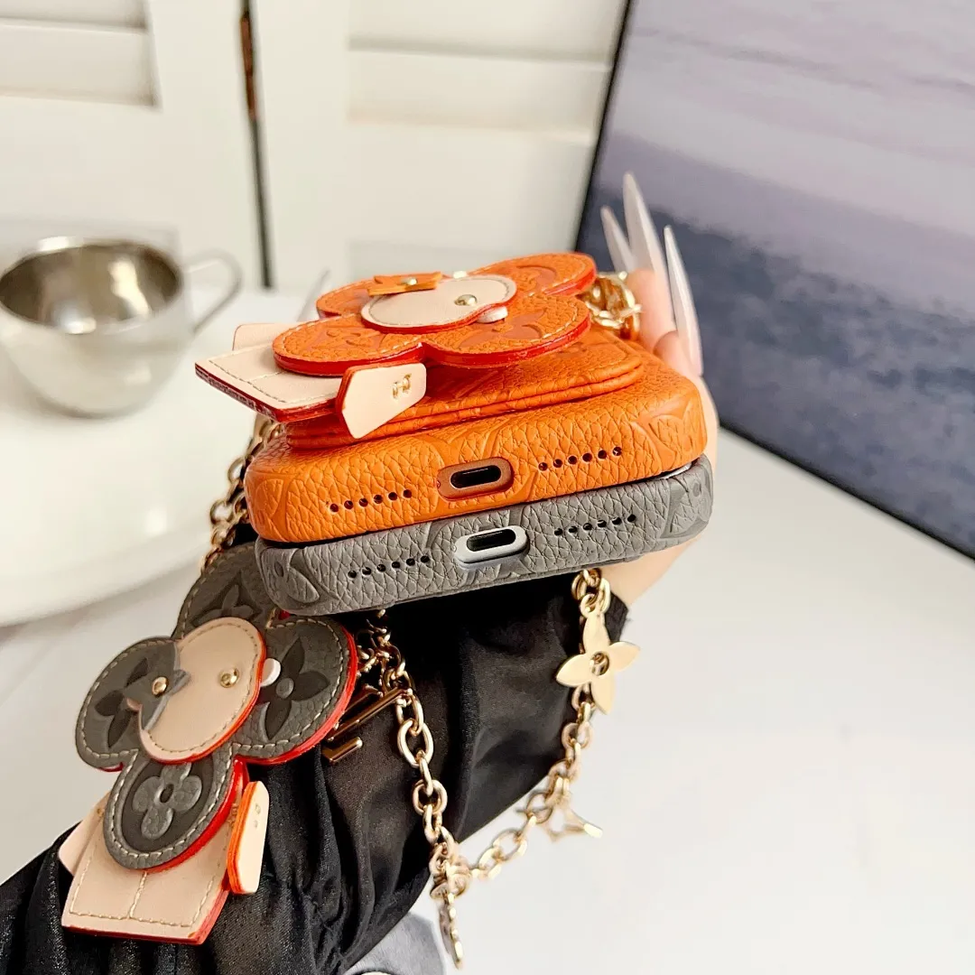 L款压花邮差卡包(带挂件)