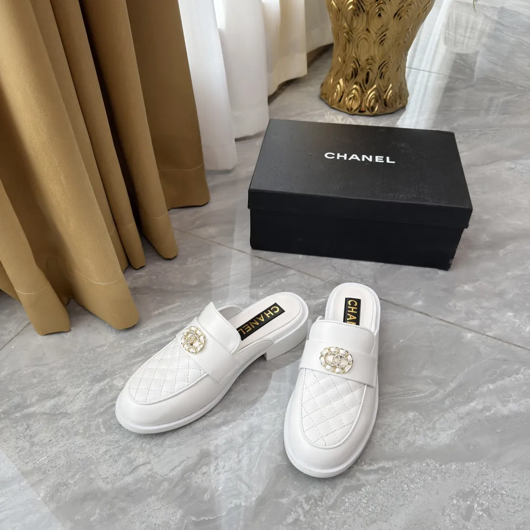 高版本小香家单鞋CHANE*|,大爆款!🌞🌞🌞小香2025官网香奈儿单鞋跳舞鞋系列新品乐福鞋满满的复古风 秀气的鞋型 看着就很讨喜,小圆头 衬托脚也变得瘦瘦的,上脚给人就是一年代的复古情怀鞋、欧美走秀新款,爆款产品💰290💰 1原版定制面牛皮/羊皮 2原版内里羊皮 3大底:原版真皮大底 4码数35-41(40 41定做不退换)