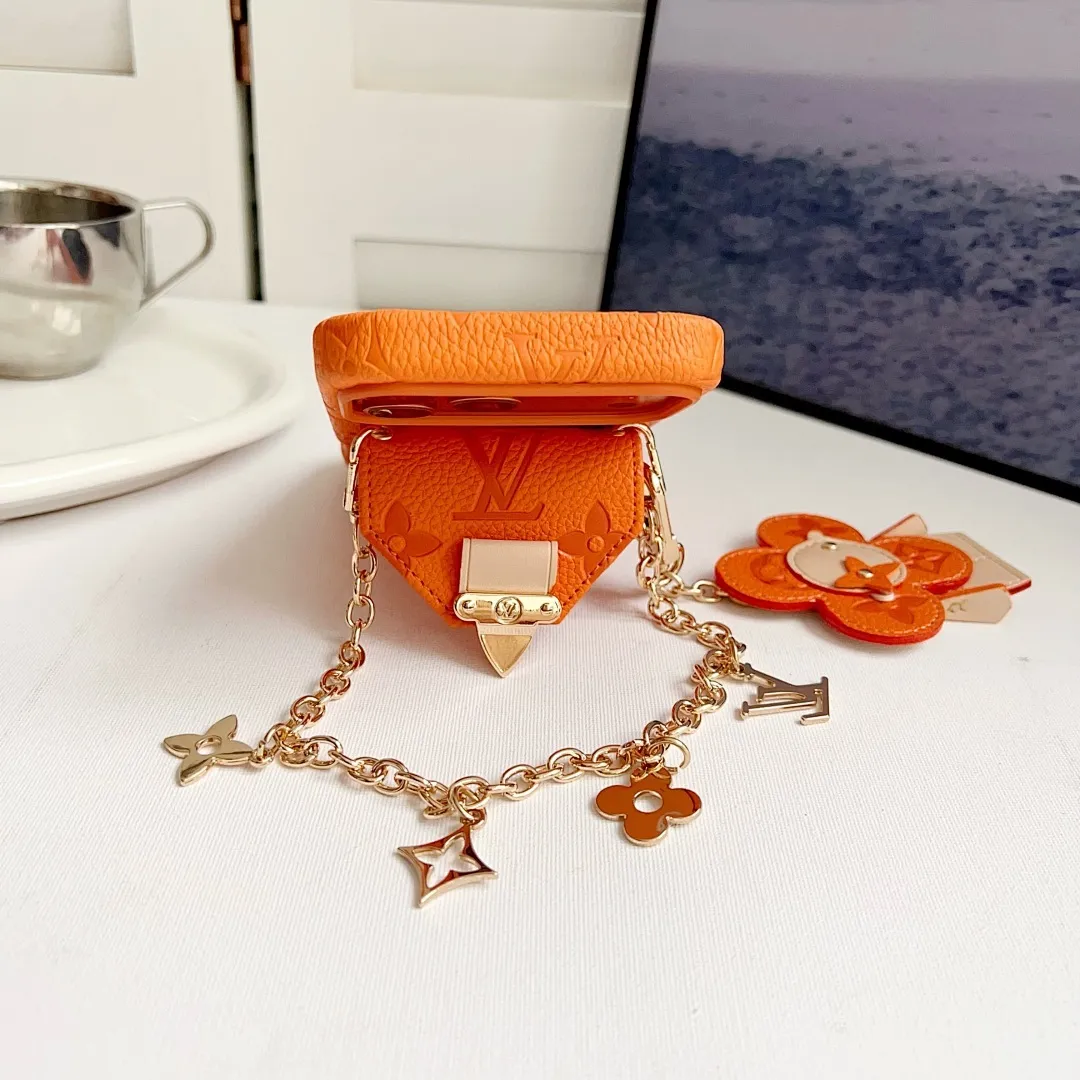 L款压花邮差卡包（带挂件）