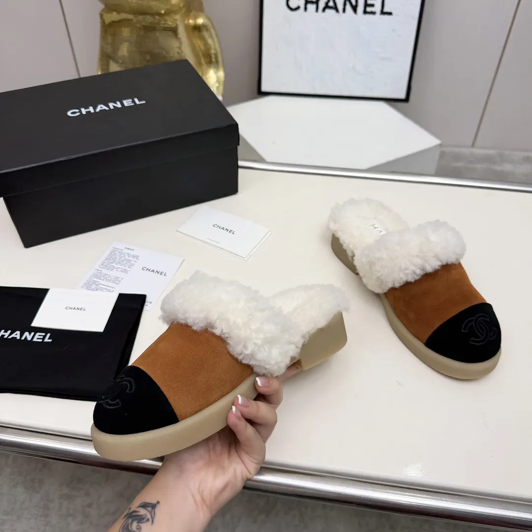 高版本香奈儿CHANEL，🌞🌞🌞小香2025款秋冬专柜最新款毛毛鞋.本季秋冬季节必备单品！！香奈儿女士钟爱简约又难以抗拒系 搭配展现与众不同的穿搭风格、自由混搭闪耀到位⚡跟紧香奶奶时尚步伐！！！顶级工艺质感完美呈现，无论任何细节均可对比专柜，最好级别的顶级货，随意进出专柜！！💰300💰 ❶面料:进口羊皮/牛反绒皮/羊毛 ❷内里:羊毛里 ❸垫脚:羊毛里 ❹大底:原版开模底 ❺跟高:3厘米 ❼码数:35-40（40 41为定制不退换）