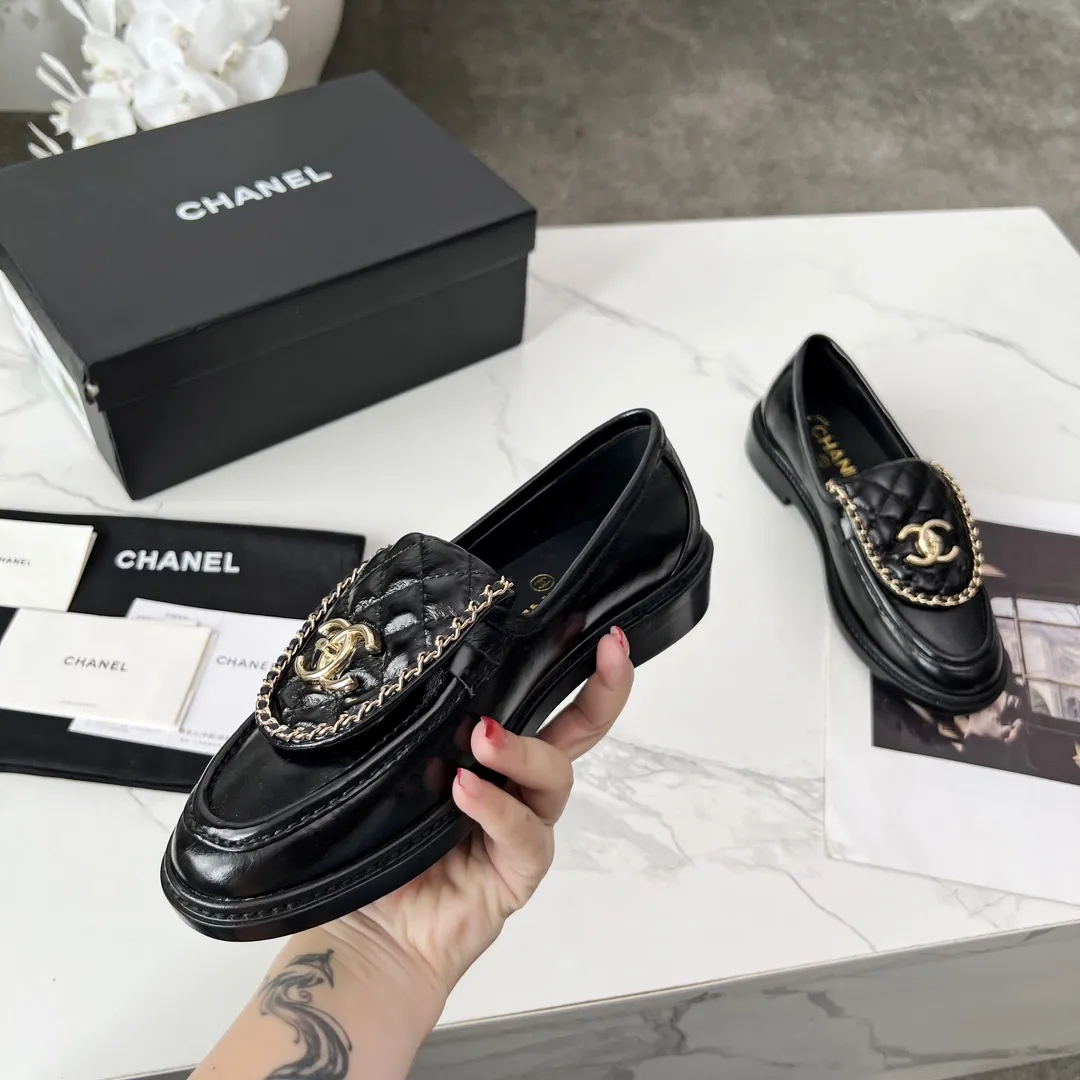 官网同步高版本正版一比一A级货更新CHANEL FW2025香奈儿新款顶级秋鞋单鞋系列 香家必备爆款,女神系列,拥有香家特色优雅名媛气质,超级耐看,让人无法抗拒,心动ing…… ▪️鞋面进口牛皮高级有质感➕原版开模五金大扣➕电绣链条 ▪️内里垫脚进口牛皮里柔软舒适性高 ▪️原模开版,意大利真皮大底🇮🇹 ▪️标准码 35-39,40 41 定做不退换 ▪💰300💰