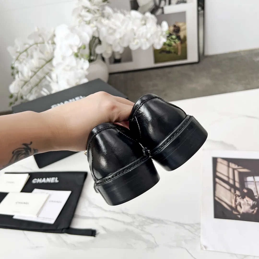 官网同步高版本正版一比一Ａ级货更新CHANEL FW2025香奈儿新款顶级秋鞋单鞋系列 香家必备爆款，女神系列，拥有香家特色优雅名媛气质，超级耐看，让人无法抗拒，心动ing&hellip;&hellip; ▪️鞋面进口牛皮高级有质感➕原版开模五金大扣➕电绣链条 ▪️内里垫脚进口牛皮里柔软舒适性高 ▪️原模开版，意大利真皮大底🇮🇹 ▪️标准码 35-39，40 41 定做不退换 ▪💰300💰