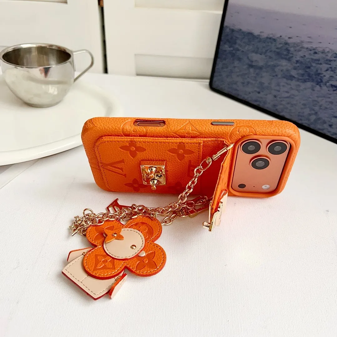 L款压花邮差卡包(带挂件)