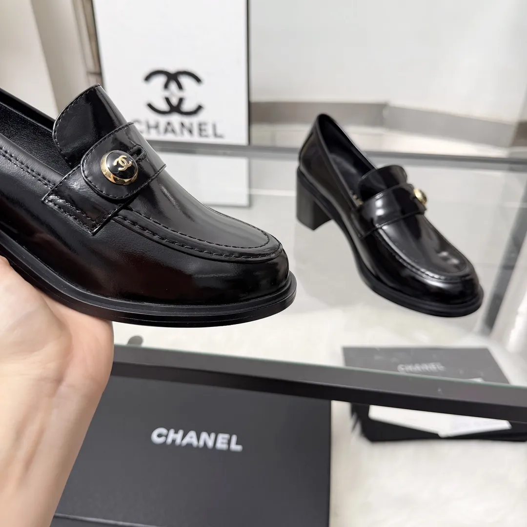 高版本小香家单鞋CHANE*|,大爆款!🌞🌞🌞小香2025官网香奈儿秋冬秋鞋单鞋,系列新品乐福鞋满满的复古风 秀气的鞋型 看着就很讨喜,小圆头.衬托脚也变得瘦瘦的,上脚给人就是一种年代的复古情怀鞋、欧美走秀新款,爆款产品💰320 💰穿起来美腿.系列单鞋 1原版定制牛皮/羊京皮/原版开模五金扣 2内里鞋垫原版羊皮里 3大底:原版意真皮大底.跟高6厘米 4码数35-41(40 41定做不退换)