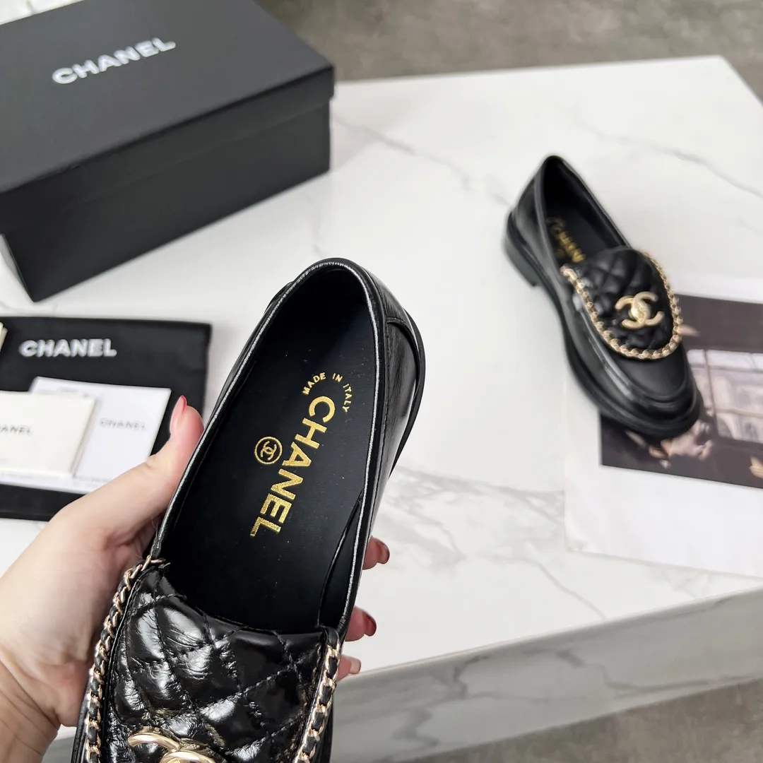 官网同步高版本正版一比一A级货更新CHANEL FW2025香奈儿新款顶级秋鞋单鞋系列 香家必备爆款,女神系列,拥有香家特色优雅名媛气质,超级耐看,让人无法抗拒,心动ing…… ▪️鞋面进口牛皮高级有质感➕原版开模五金大扣➕电绣链条 ▪️内里垫脚进口牛皮里柔软舒适性高 ▪️原模开版,意大利真皮大底🇮🇹 ▪️标准码 35-39,40 41 定做不退换 ▪💰300💰