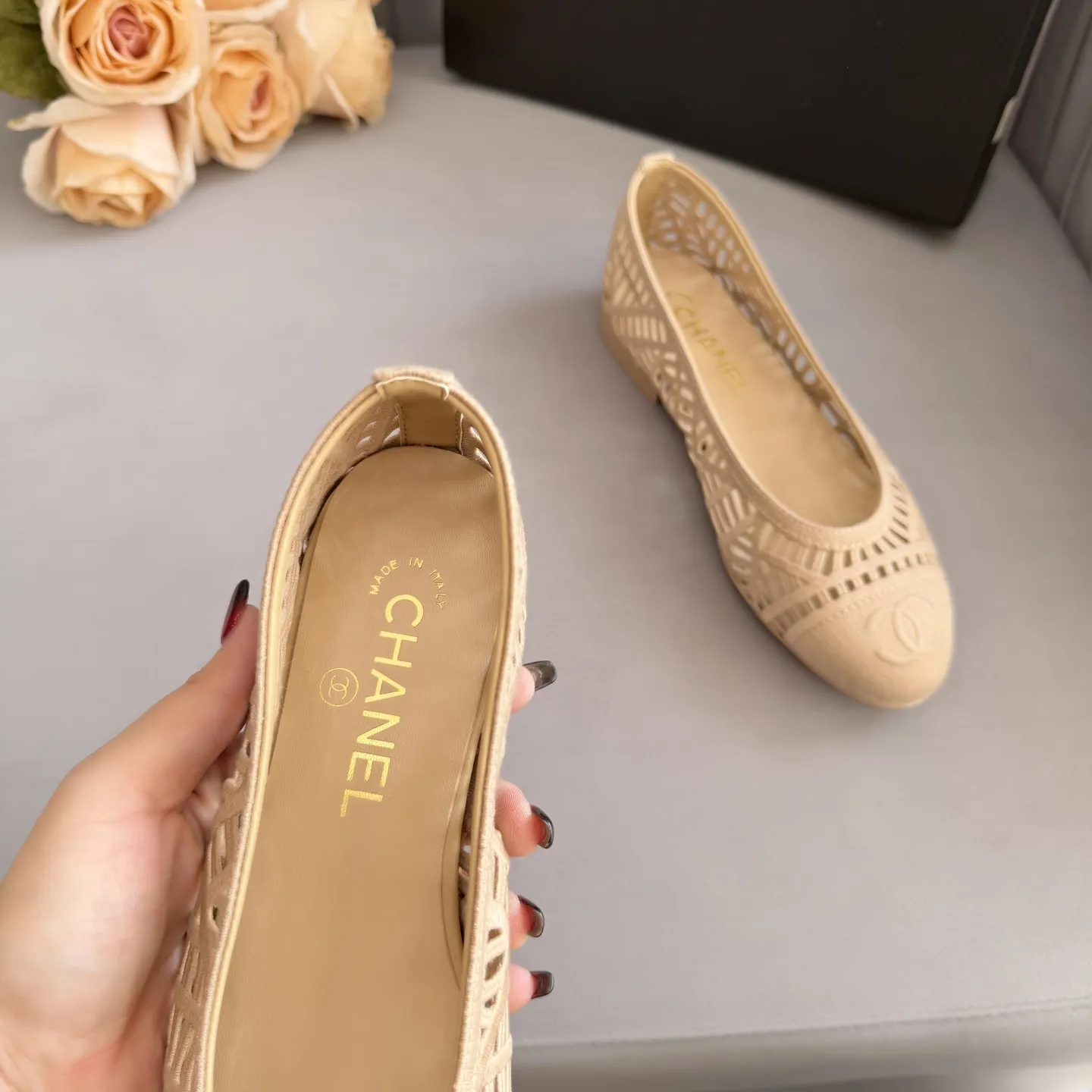 高版本小香家单鞋CHANE*|,大爆款!🌞🌞🌞小香2025官网香奈儿秋冬秋鞋四季单鞋,系列新品乐福鞋满满的复古风 秀气的鞋型 看着就很讨喜,小圆头衬托脚也变得瘦瘦的,上脚给人就是一种年代的复古情怀鞋、欧美走秀新款,爆款产品💰280💰穿起来美腿.系列单鞋👍👍 1原版定制编制面 2原版羊皮内里鞋垫 3大底:原板真皮大底. 4码数35-41(40 41定做不退换)