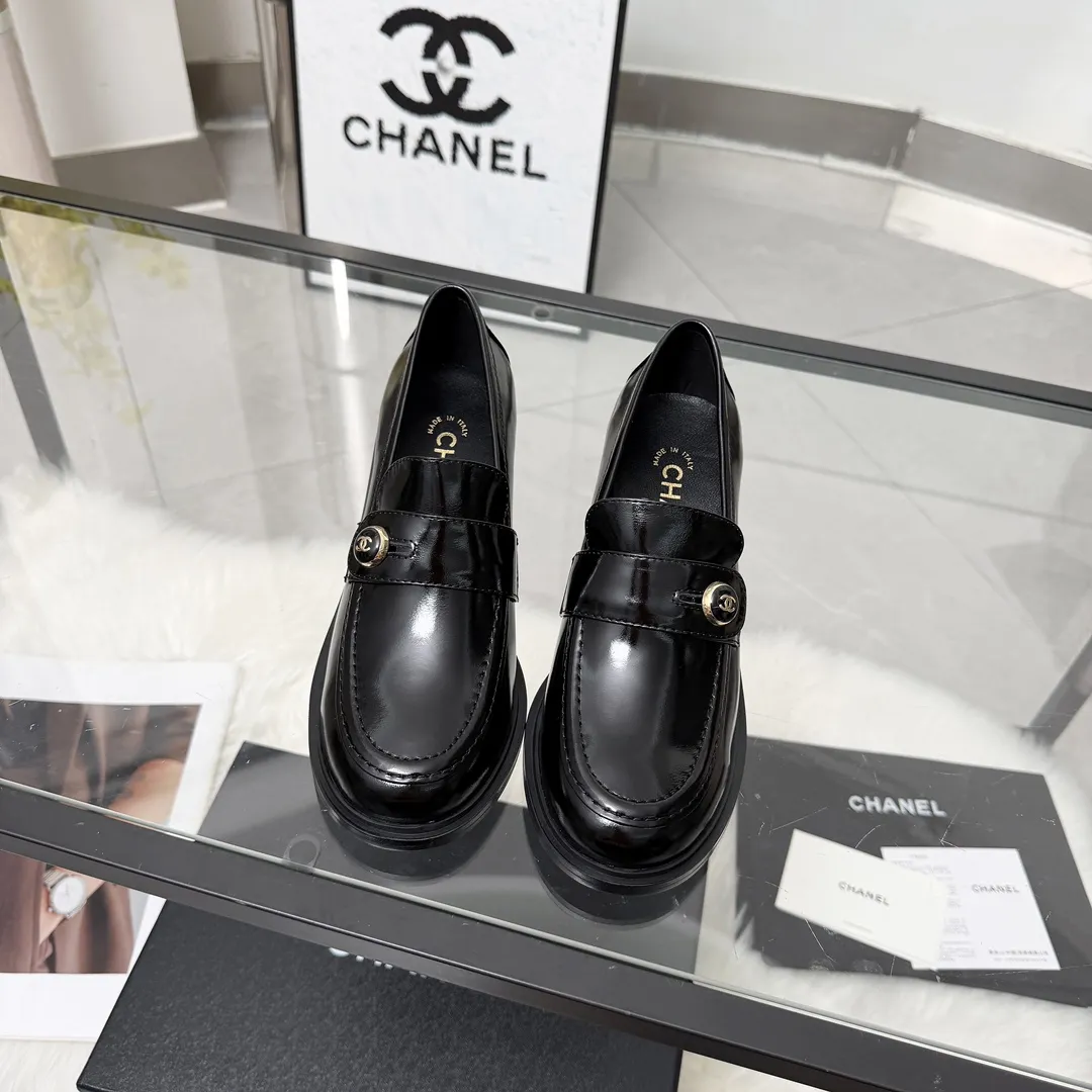 高版本小香家单鞋CHANE*|,大爆款!🌞🌞🌞小香2025官网香奈儿秋冬秋鞋单鞋,系列新品乐福鞋满满的复古风 秀气的鞋型 看着就很讨喜,小圆头.衬托脚也变得瘦瘦的,上脚给人就是一种年代的复古情怀鞋、欧美走秀新款,爆款产品💰320 💰穿起来美腿.系列单鞋 1原版定制牛皮/羊京皮/原版开模五金扣 2内里鞋垫原版羊皮里 3大底:原版意真皮大底.跟高6厘米 4码数35-41(40 41定做不退换)