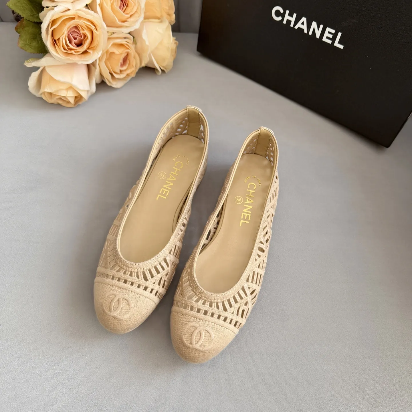 高版本小香家单鞋CHANE*|,大爆款!🌞🌞🌞小香2025官网香奈儿秋冬秋鞋四季单鞋,系列新品乐福鞋满满的复古风 秀气的鞋型 看着就很讨喜,小圆头衬托脚也变得瘦瘦的,上脚给人就是一种年代的复古情怀鞋、欧美走秀新款,爆款产品💰280💰穿起来美腿.系列单鞋👍👍 1原版定制编制面 2原版羊皮内里鞋垫 3大底:原板真皮大底. 4码数35-41(40 41定做不退换)