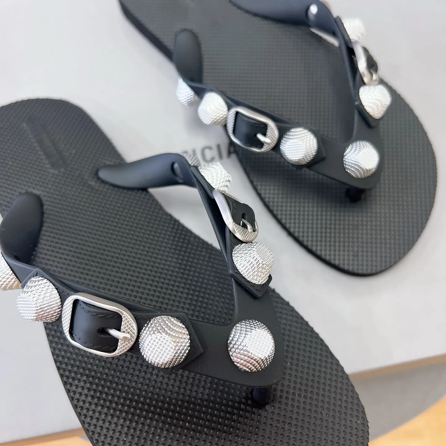 工厂价💰150元 Balenciaga 巴黎世家网红圆头铆钉松糕包头镂空透气扣带厚底沙滩凉拖， 情侣款《独家顶级版本》 ～巴黎世家 25vs春夏松糕厚底爆款凉拖系列&hellip; 在这个IN时代必备的拖鞋 明星同款松糕凉拖，原版铆钉2023春季新款黑马单品,海内外时尚博主纷纷上脚大秀，火遍海内外社交平台，时尚达人必入款，重金开模打造 匠心工艺，精准还原每个细节&hellip;&hellip;35到41 ☀颜色：官网同步更新，