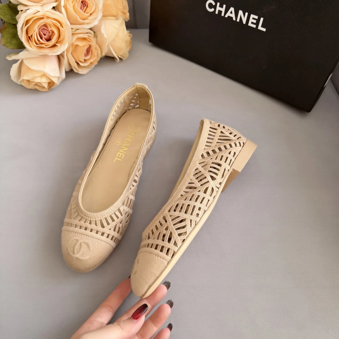 高版本小香家单鞋CHANE*|,大爆款!🌞🌞🌞小香2025官网香奈儿秋冬秋鞋四季单鞋,系列新品乐福鞋满满的复古风 秀气的鞋型 看着就很讨喜,小圆头衬托脚也变得瘦瘦的,上脚给人就是一种年代的复古情怀鞋、欧美走秀新款,爆款产品💰280💰穿起来美腿.系列单鞋👍👍 1原版定制编制面 2原版羊皮内里鞋垫 3大底:原板真皮大底. 4码数35-41(40 41定做不退换)