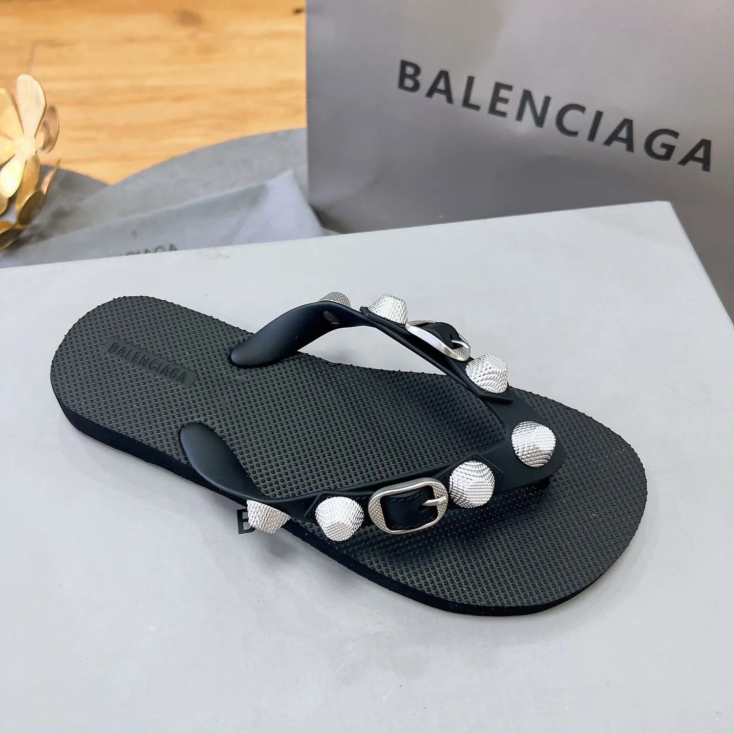 工厂价💰150元 Balenciaga 巴黎世家网红圆头铆钉松糕包头镂空透气扣带厚底沙滩凉拖, 情侣款《独家顶级版本》 ~巴黎世家 25vs春夏松糕厚底爆款凉拖系列… 在这个IN时代必备的拖鞋 明星同款松糕凉拖,原版铆钉2023春季新款黑马单品,海内外时尚博主纷纷上脚大秀,火遍海内外社交平台,时尚达人必入款,重金开模打造 匠心工艺,精准还原每个细节……35到41 ☀颜色:官网同步更新,