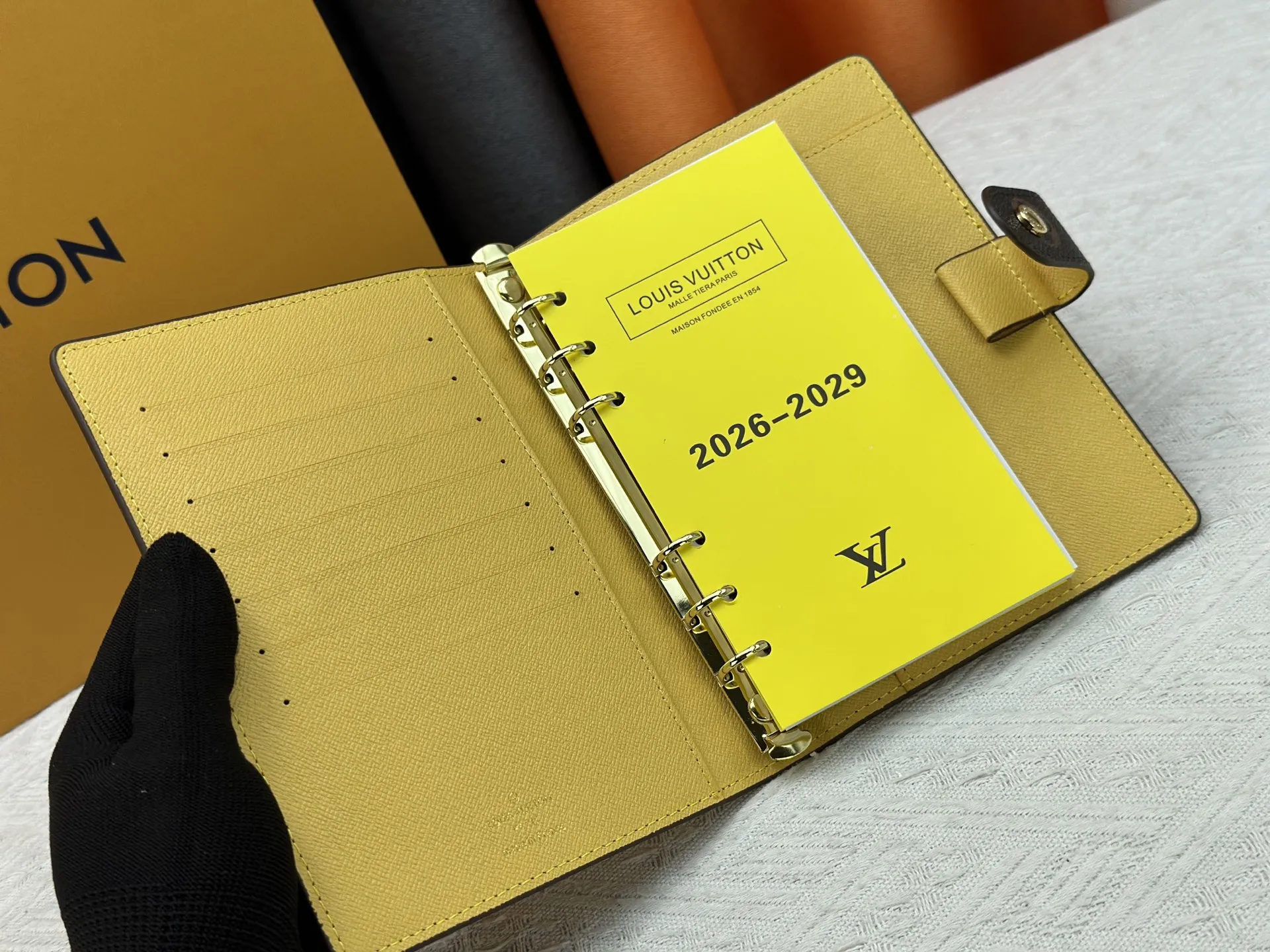 P80 钱包 顶级原版💎【实物拍摄 自家背景】型号M20004-11❤️这款小型记事本封套以 Monogram帆布制造,可放三张信用卡,亦可作通讯册、笔记册或日历。 14 x 18 cm (长 x 高) - Epi皮革上压有精致的LV首字母,配以交织纹理皮革衬里- 按钮开合-2004 六环活页夹,三环为一组,内有六个信用卡夹层和两个内部隔层- 记事本内芯可单独购买