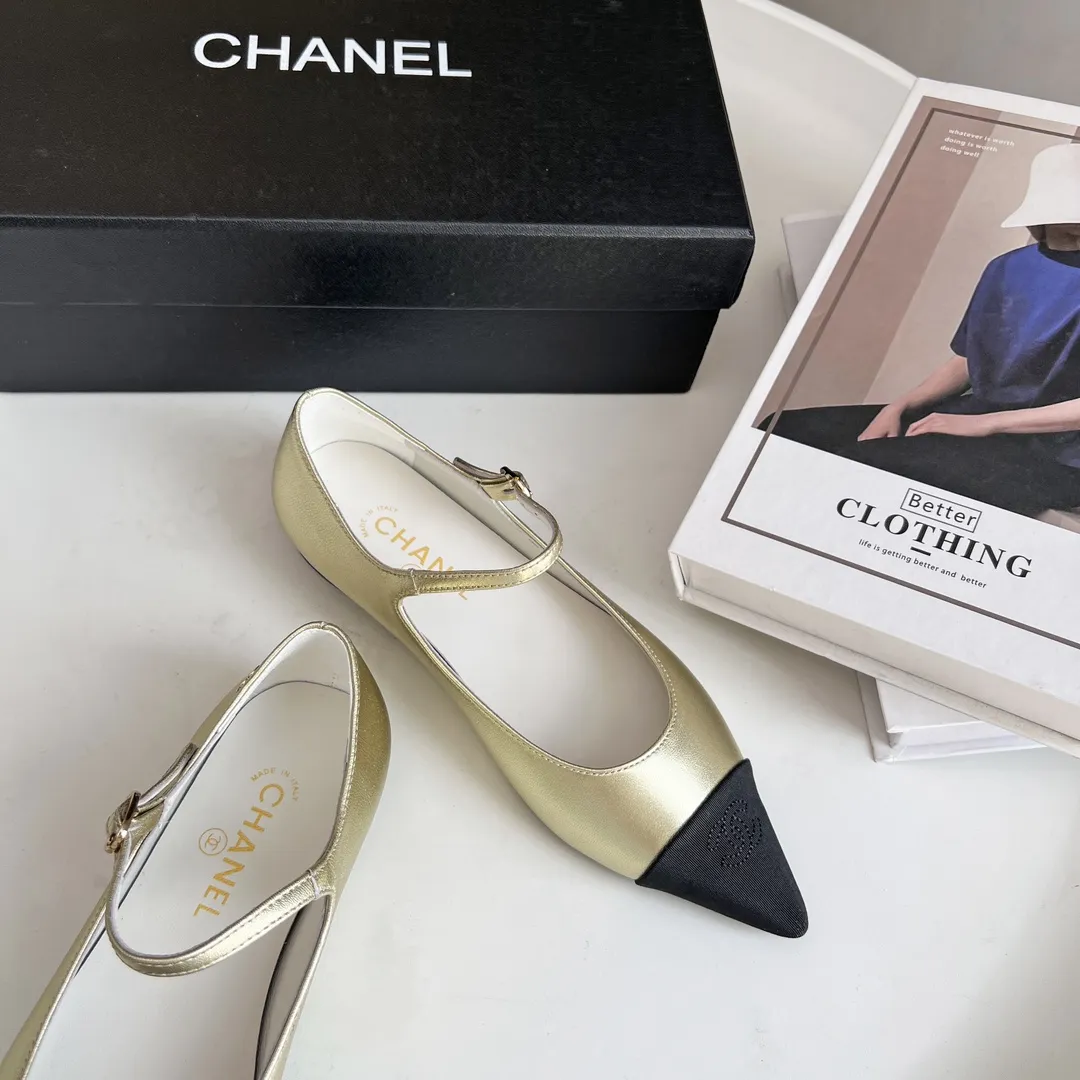 顶级原版本小香家单鞋CHANE*|,大爆款!🌞🌞🌞小香2025官网香奈儿单鞋跳舞鞋系列新品乐福鞋满满的复古风 秀气的鞋型 看着就很讨喜,小尖头 衬托脚也变得瘦瘦的,上脚给人就是一年代的复古情怀鞋、欧美走秀新款,爆款产品💰300💰 1原版定制面羊皮 2原版内里羊皮 3大底:原版真皮大底 4码数35-41(40 41定做不退换)