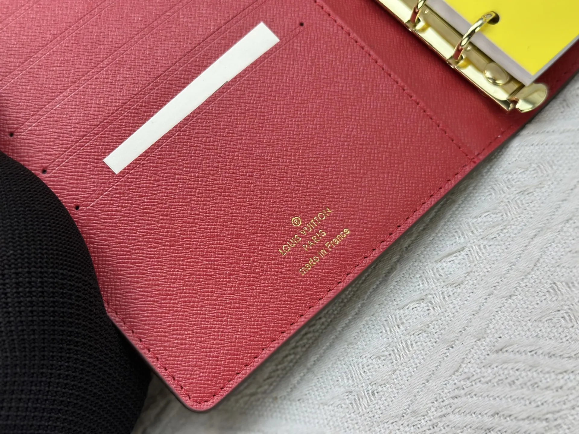 P80钱包 顶级原版💎【实物拍摄 自家背景】型号M20004-5❤️这款小型记事本封套以 Monogram帆布制造，可放三张信用卡，亦可作通讯册、笔记册或日历。 14 x 18 cm (长 x 高) - Epi皮革上压有精致的LV首字母，配以交织纹理皮革衬里- 按钮开合-2004 六环活页夹，三环为一组，内有六个信用卡夹层和两个内部隔层- 记事本内芯可单独购买