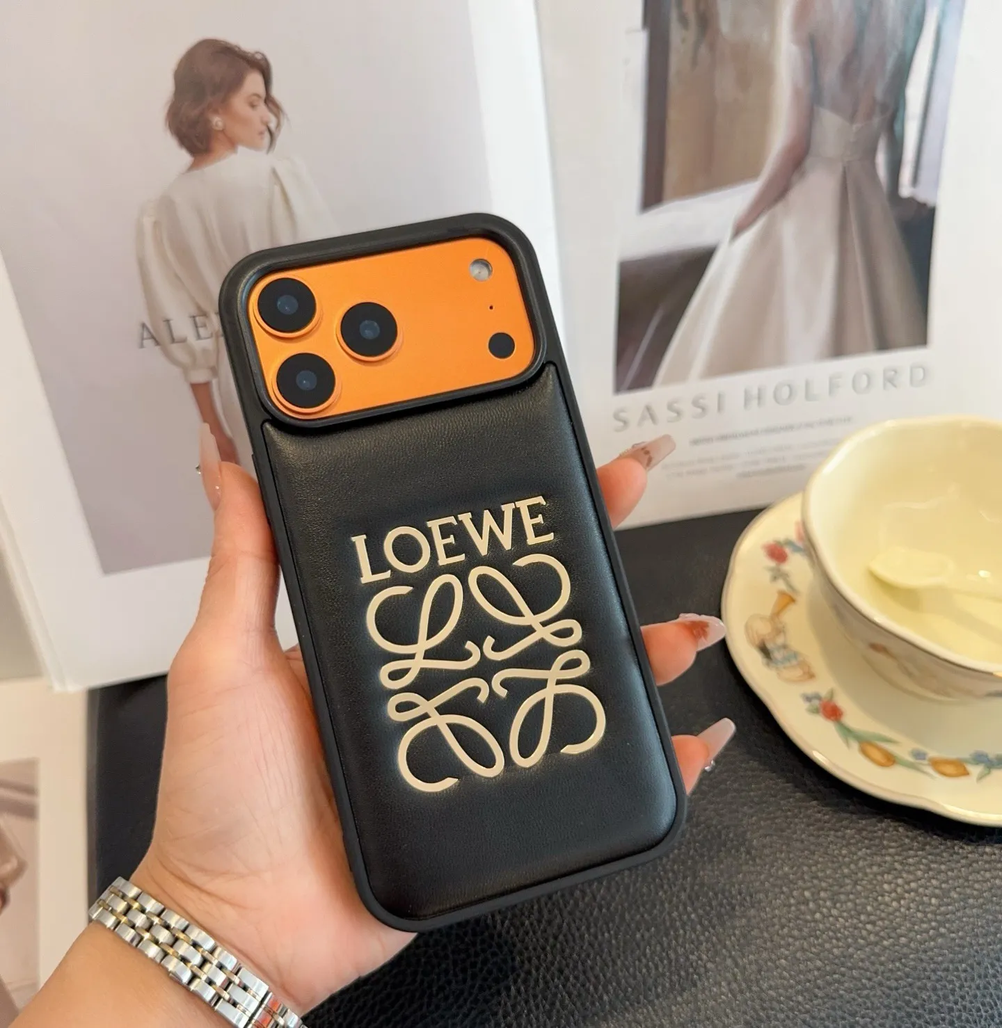 💰50 上新🎉🎉🎉🎉Loewe.罗意威手机壳 烫金全包壳 型号：为了不出现报错型号，请打开本机查看手机设置显示的型号⚠️⚠️⚠️ iPhone17系列更新 iphone17promax iPhone17pro iPhone17 iPhone16pro Max（6.9） iPhone16pro。 （6.3） iPhone16 （6.3） iPhone15pro max （6.7） iPhone15pro（6.1） iPhone15（6.1） 需定制型号（14/14pro/14pm/13pro，13/13promax）