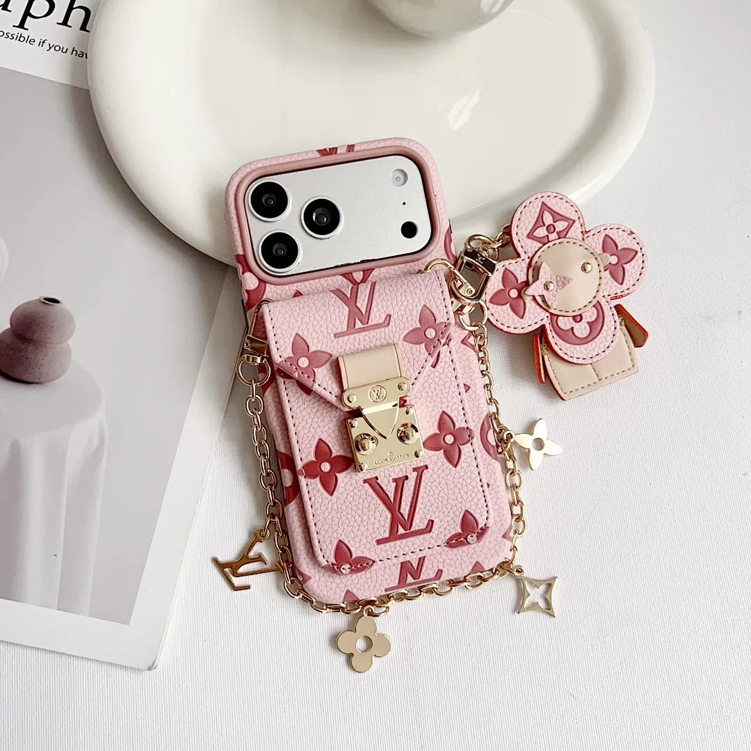 L款压花邮差卡包(带挂件)