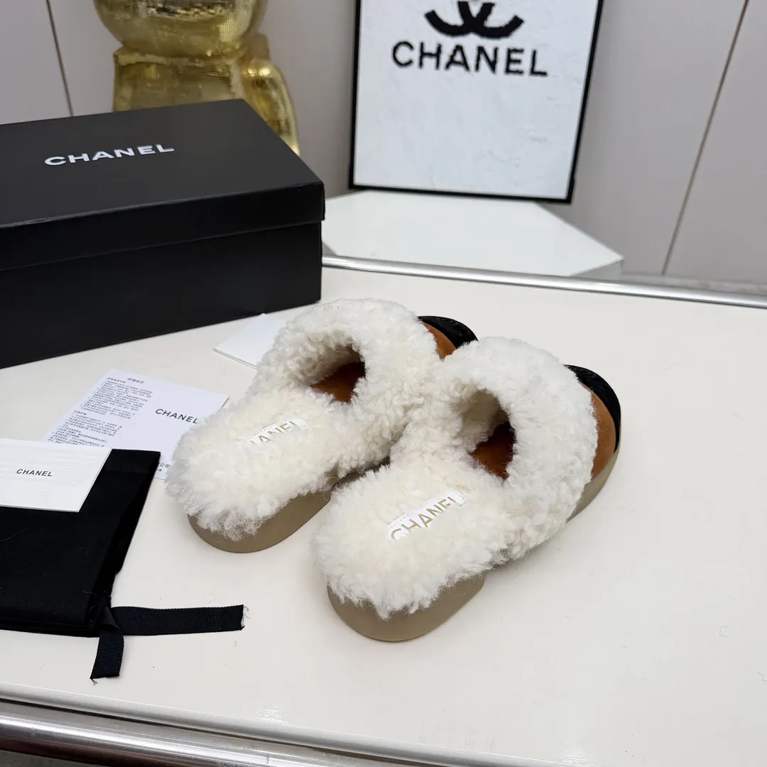 高版本香奈儿CHANEL，🌞🌞🌞小香2025款秋冬专柜最新款毛毛鞋.本季秋冬季节必备单品！！香奈儿女士钟爱简约又难以抗拒系 搭配展现与众不同的穿搭风格、自由混搭闪耀到位⚡跟紧香奶奶时尚步伐！！！顶级工艺质感完美呈现，无论任何细节均可对比专柜，最好级别的顶级货，随意进出专柜！！💰300💰 ❶面料:进口羊皮/牛反绒皮/羊毛 ❷内里:羊毛里 ❸垫脚:羊毛里 ❹大底:原版开模底 ❺跟高:3厘米 ❼码数:35-40（40 41为定制不退换）