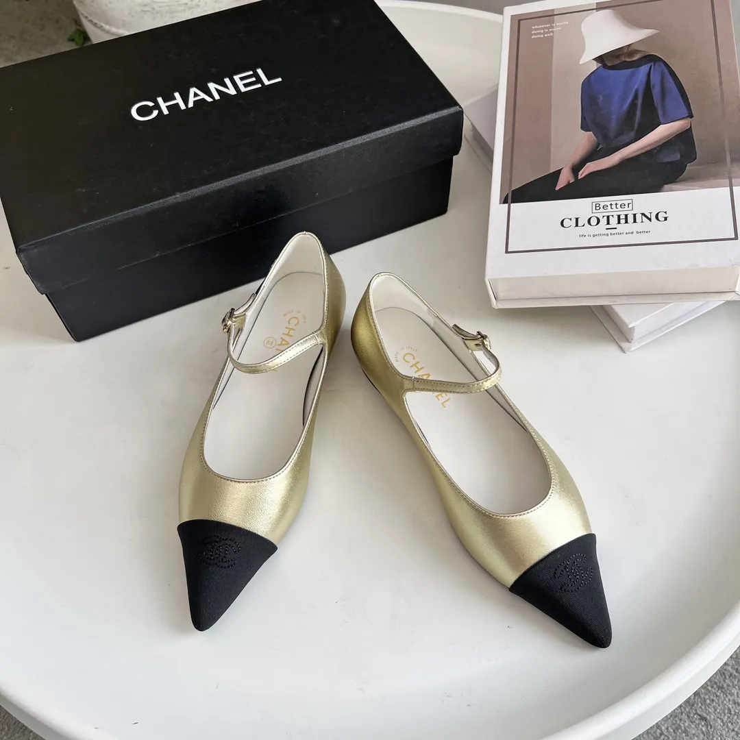顶级原版本小香家单鞋CHANE*｜，大爆款！🌞🌞🌞小香2025官网香奈儿单鞋跳舞鞋系列新品乐福鞋满满的复古风 秀气的鞋型 看着就很讨喜，小尖头 衬托脚也变得瘦瘦的，上脚给人就是一年代的复古情怀鞋、欧美走秀新款，爆款产品💰300💰 1原版定制面羊皮 2原版内里羊皮 3大底:原版真皮大底 4码数35-41（40 41定做不退换）