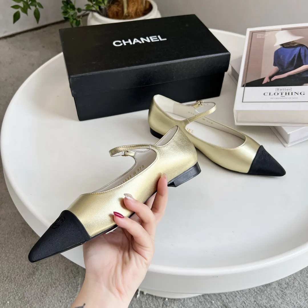 顶级原版本小香家单鞋CHANE*|,大爆款!🌞🌞🌞小香2025官网香奈儿单鞋跳舞鞋系列新品乐福鞋满满的复古风 秀气的鞋型 看着就很讨喜,小尖头 衬托脚也变得瘦瘦的,上脚给人就是一年代的复古情怀鞋、欧美走秀新款,爆款产品💰300💰 1原版定制面羊皮 2原版内里羊皮 3大底:原版真皮大底 4码数35-41(40 41定做不退换)
