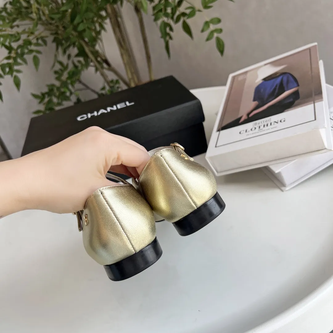 顶级原版本小香家单鞋CHANE*｜，大爆款！🌞🌞🌞小香2025官网香奈儿单鞋跳舞鞋系列新品乐福鞋满满的复古风 秀气的鞋型 看着就很讨喜，小尖头 衬托脚也变得瘦瘦的，上脚给人就是一年代的复古情怀鞋、欧美走秀新款，爆款产品💰300💰 1原版定制面羊皮 2原版内里羊皮 3大底:原版真皮大底 4码数35-41（40 41定做不退换）