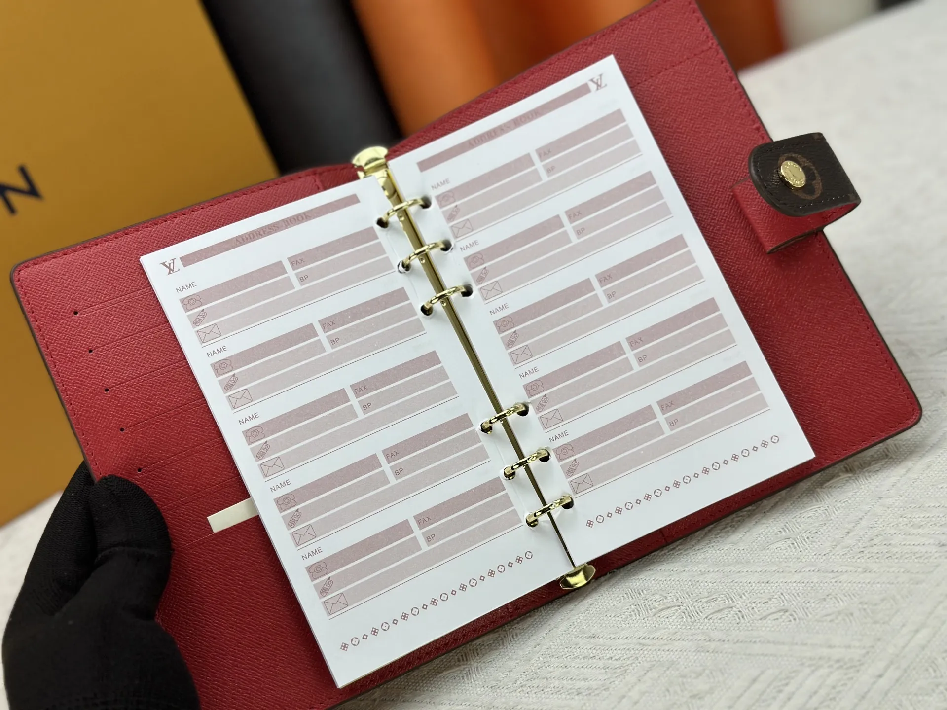 P80钱包 顶级原版💎【实物拍摄 自家背景】型号M20004-5❤️这款小型记事本封套以 Monogram帆布制造,可放三张信用卡,亦可作通讯册、笔记册或日历。 14 x 18 cm (长 x 高) - Epi皮革上压有精致的LV首字母,配以交织纹理皮革衬里- 按钮开合-2004 六环活页夹,三环为一组,内有六个信用卡夹层和两个内部隔层- 记事本内芯可单独购买