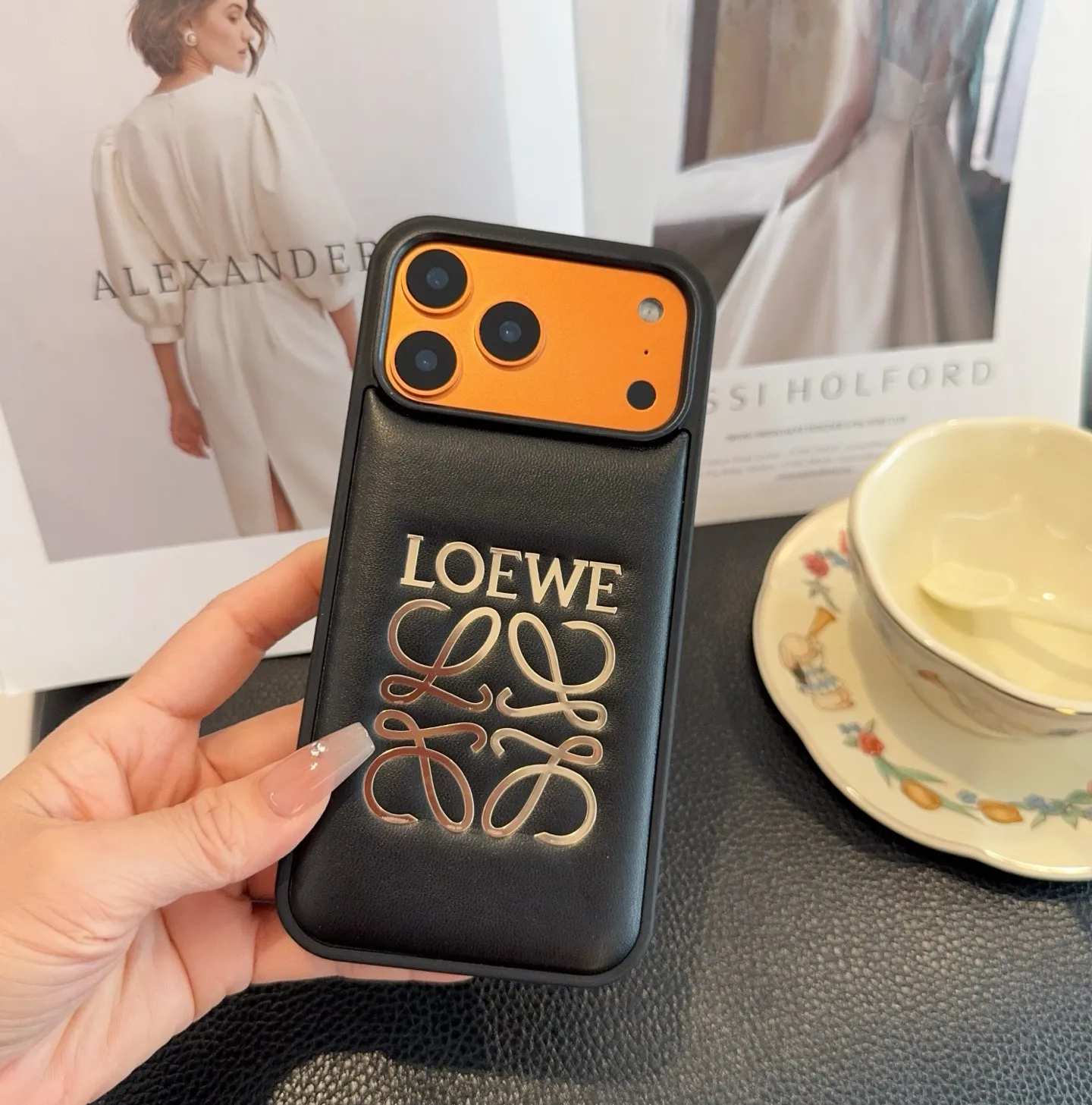 💰50 上新🎉🎉🎉🎉Loewe.罗意威手机壳 烫金全包壳 型号：为了不出现报错型号，请打开本机查看手机设置显示的型号⚠️⚠️⚠️ iPhone17系列更新 iphone17promax iPhone17pro iPhone17 iPhone16pro Max（6.9） iPhone16pro。 （6.3） iPhone16 （6.3） iPhone15pro max （6.7） iPhone15pro（6.1） iPhone15（6.1） 需定制型号（14/14pro/14pm/13pro，13/13promax）
