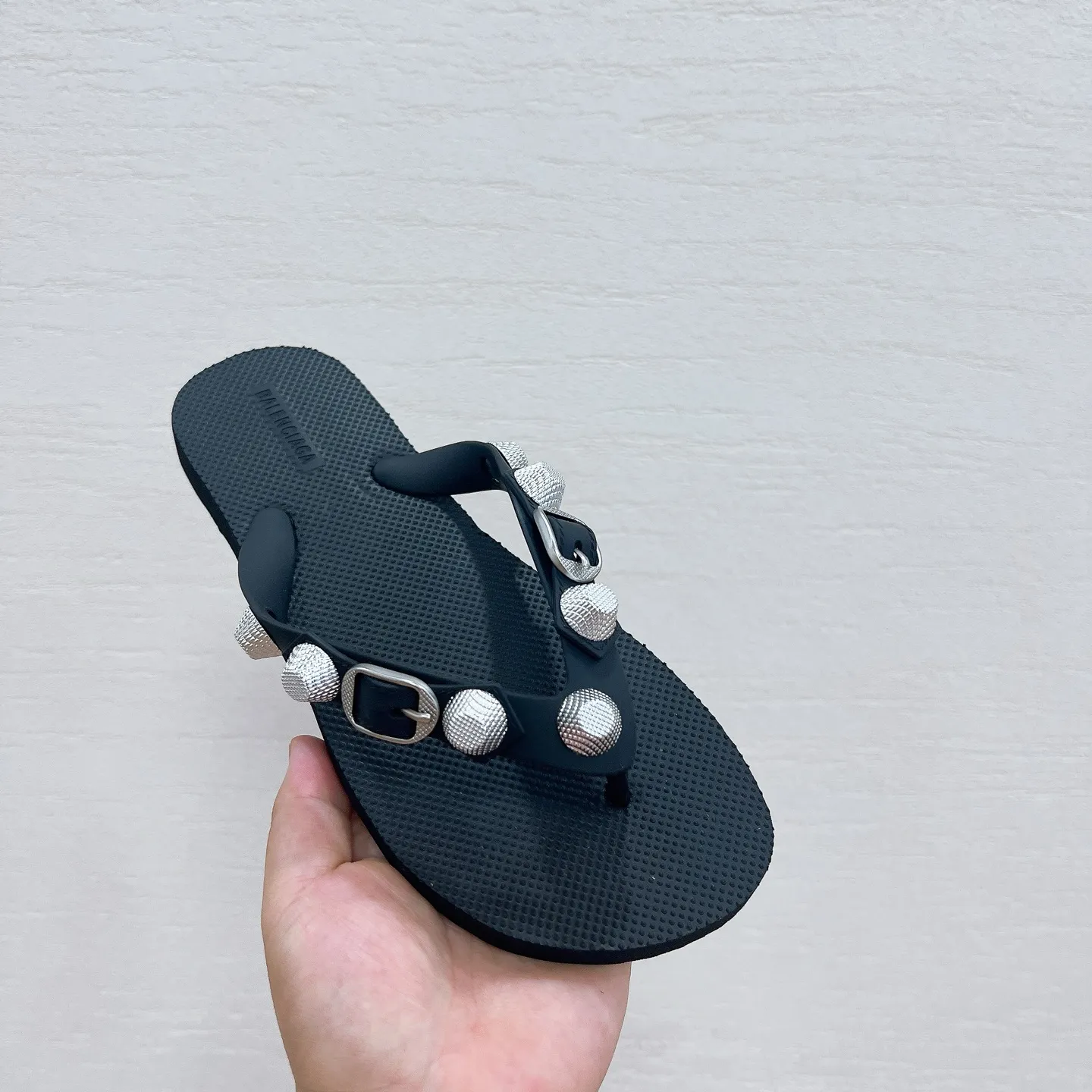 工厂价💰150元 Balenciaga 巴黎世家网红圆头铆钉松糕包头镂空透气扣带厚底沙滩凉拖, 情侣款《独家顶级版本》 ~巴黎世家 25vs春夏松糕厚底爆款凉拖系列… 在这个IN时代必备的拖鞋 明星同款松糕凉拖,原版铆钉2023春季新款黑马单品,海内外时尚博主纷纷上脚大秀,火遍海内外社交平台,时尚达人必入款,重金开模打造 匠心工艺,精准还原每个细节……35到41 ☀颜色:官网同步更新,