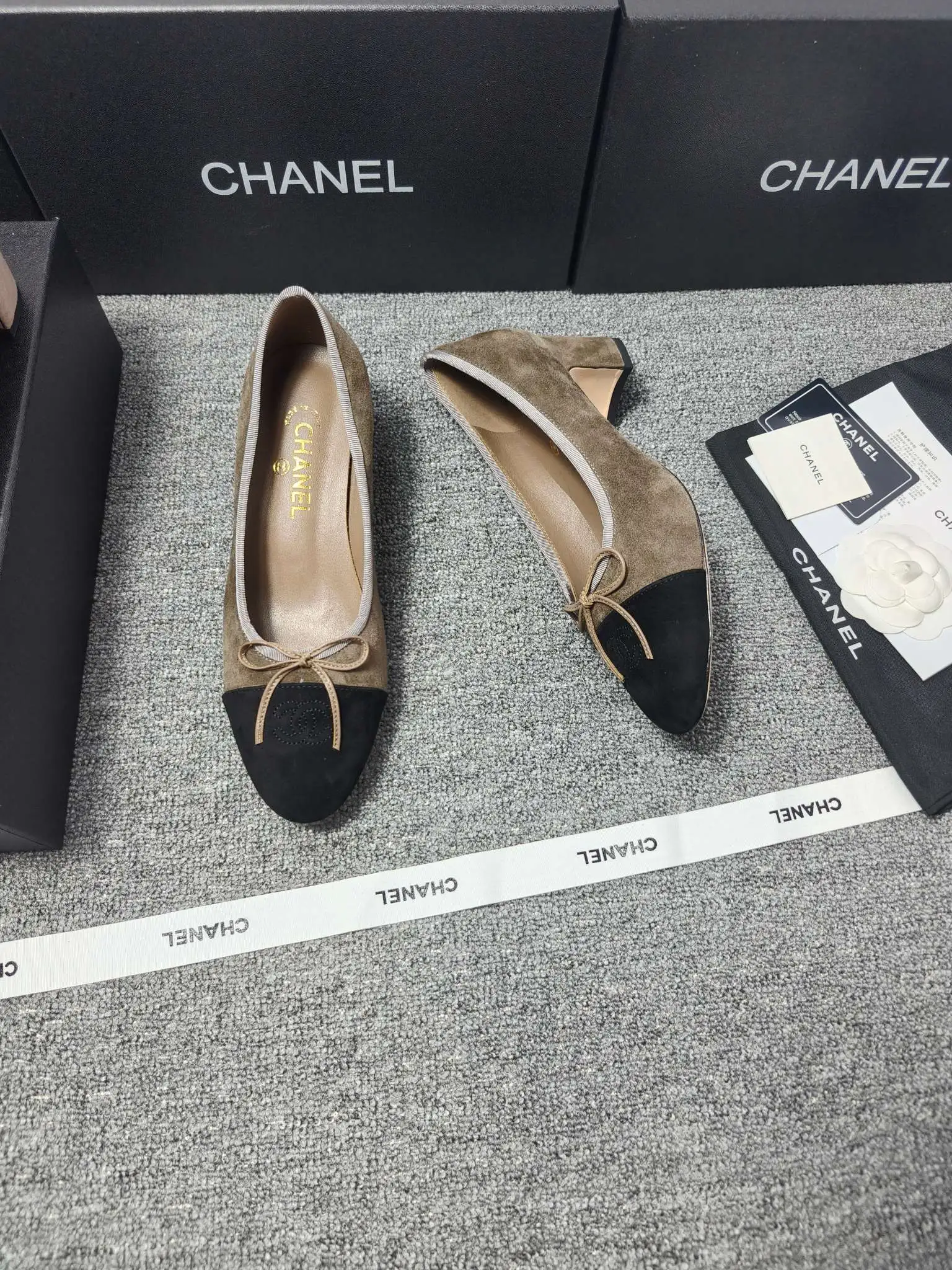 chan*l🔺经典slingback小香芭蕾舞鞋 就像coco香奈儿女士说的:流行稍纵即逝,但风格永存!这款鞋就是香家经典中的经典!双色搭配,简约精致,专柜里的万能长青款,永远不过时单品! 面料:进口羊京 内里:进口羊皮内里 大底:意大利进口真皮底! Size:35-40(34 40 41 42 定做) 出厂价:280