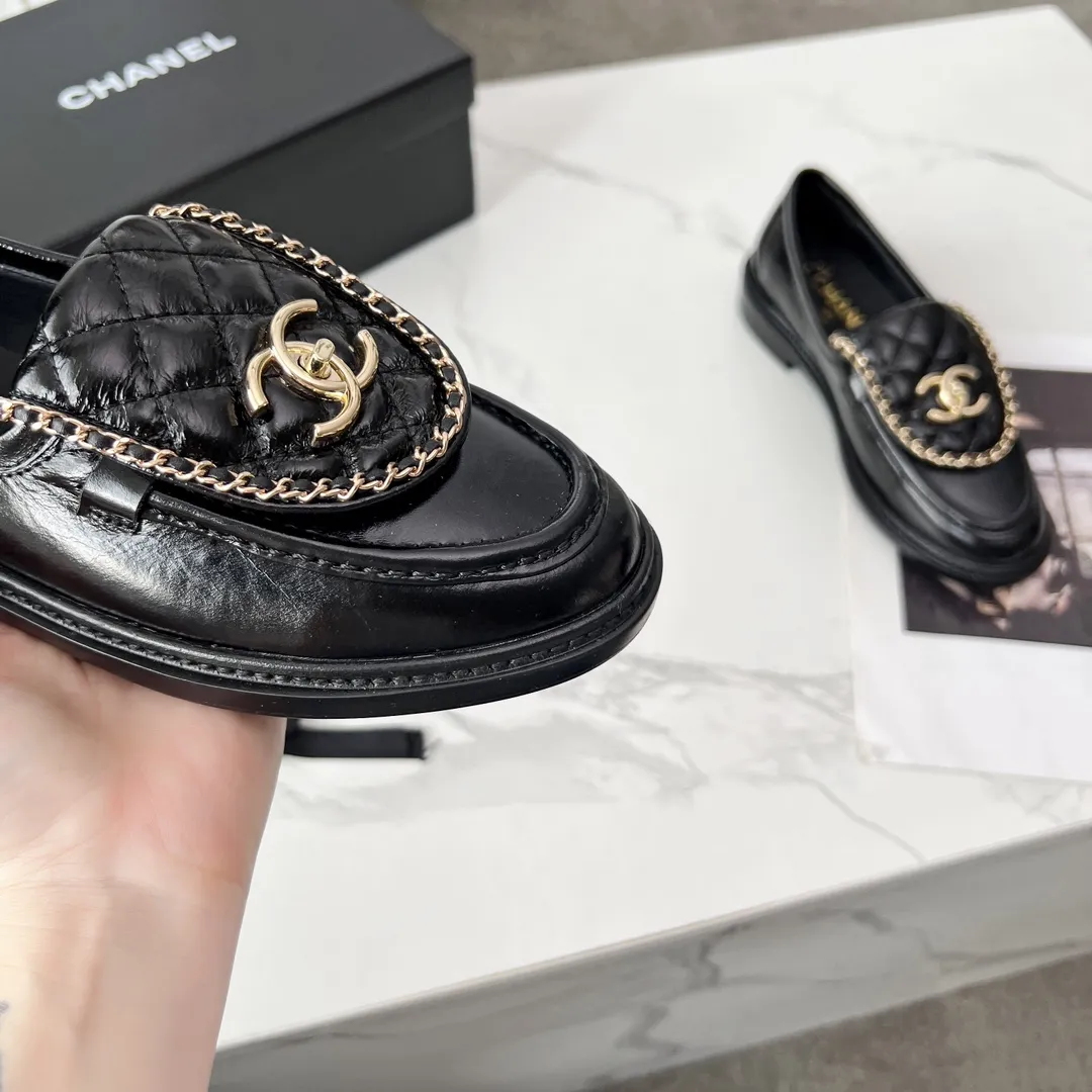 官网同步高版本正版一比一Ａ级货更新CHANEL FW2025香奈儿新款顶级秋鞋单鞋系列 香家必备爆款，女神系列，拥有香家特色优雅名媛气质，超级耐看，让人无法抗拒，心动ing&hellip;&hellip; ▪️鞋面进口牛皮高级有质感➕原版开模五金大扣➕电绣链条 ▪️内里垫脚进口牛皮里柔软舒适性高 ▪️原模开版，意大利真皮大底🇮🇹 ▪️标准码 35-39，40 41 定做不退换 ▪💰300💰