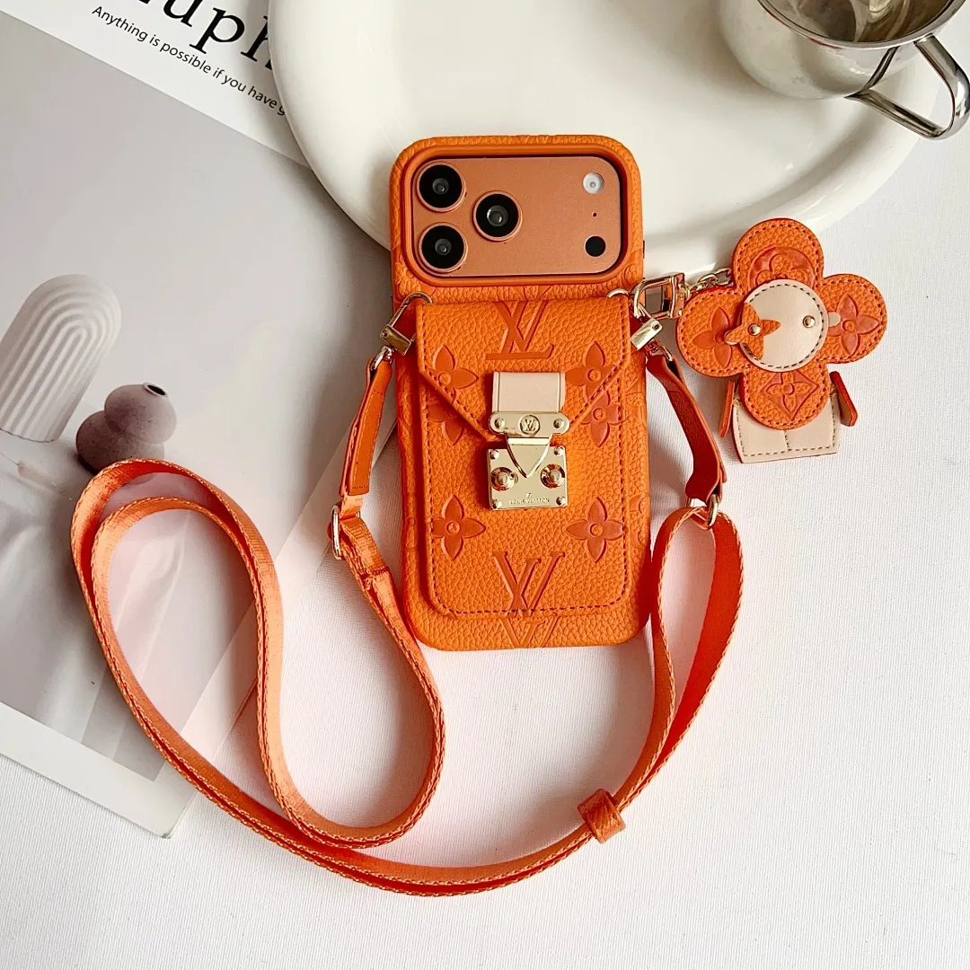 L款压花邮差卡包(带挂件)