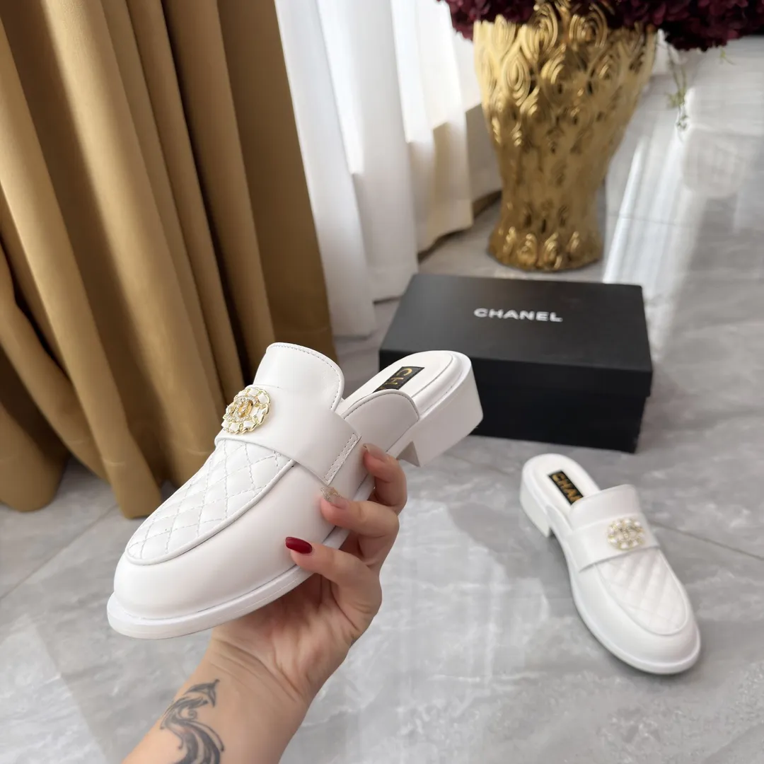 高版本小香家单鞋CHANE*｜，大爆款！🌞🌞🌞小香2025官网香奈儿单鞋跳舞鞋系列新品乐福鞋满满的复古风 秀气的鞋型 看着就很讨喜，小圆头 衬托脚也变得瘦瘦的，上脚给人就是一年代的复古情怀鞋、欧美走秀新款，爆款产品💰290💰 1原版定制面牛皮/羊皮 2原版内里羊皮 3大底:原版真皮大底 4码数35-41（40 41定做不退换）