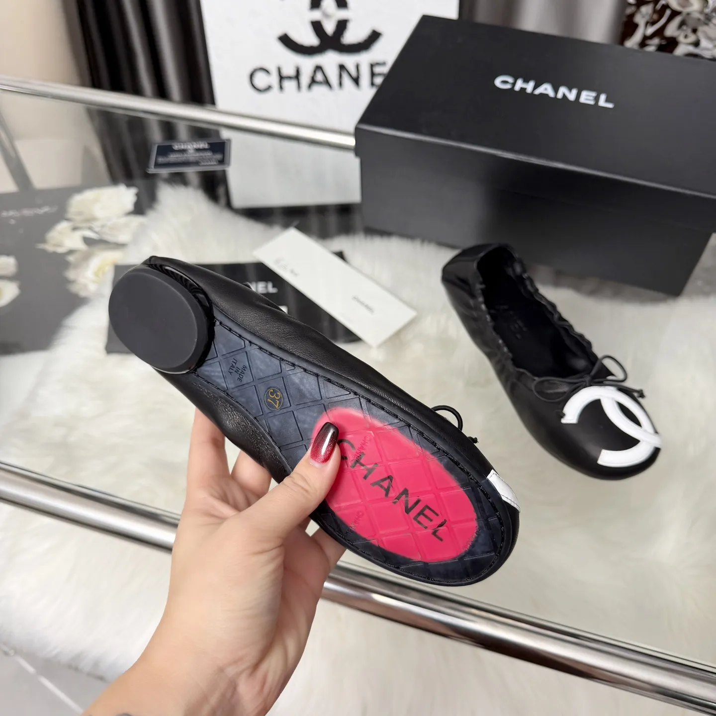 高版本小香家单鞋CHANE*|,大爆款!🌞🌞🌞香奈儿2026官网早春新款香奈儿四季单鞋,系列新品乐福鞋满满的复古风 秀气的鞋型 看着就很讨喜,小圆头衬托脚也变得瘦瘦的,上脚给人就是一种年代的复古情怀鞋、欧美走秀新款,爆款产品💰270💰穿起来美腿.系列单鞋👍👍 1原版面定制羊皮 2原版羊皮内里鞋垫 3大底:原板开模大底. 4码数35-41(40 41定做不退换)